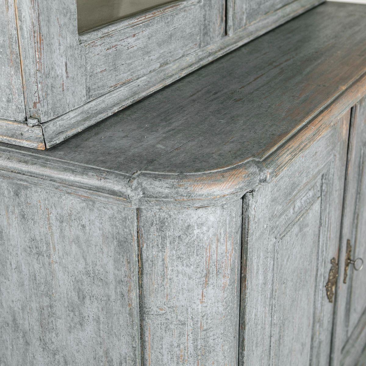 Vitrina rococó sueca del siglo XVIII pintada de azul y gris en venta 2