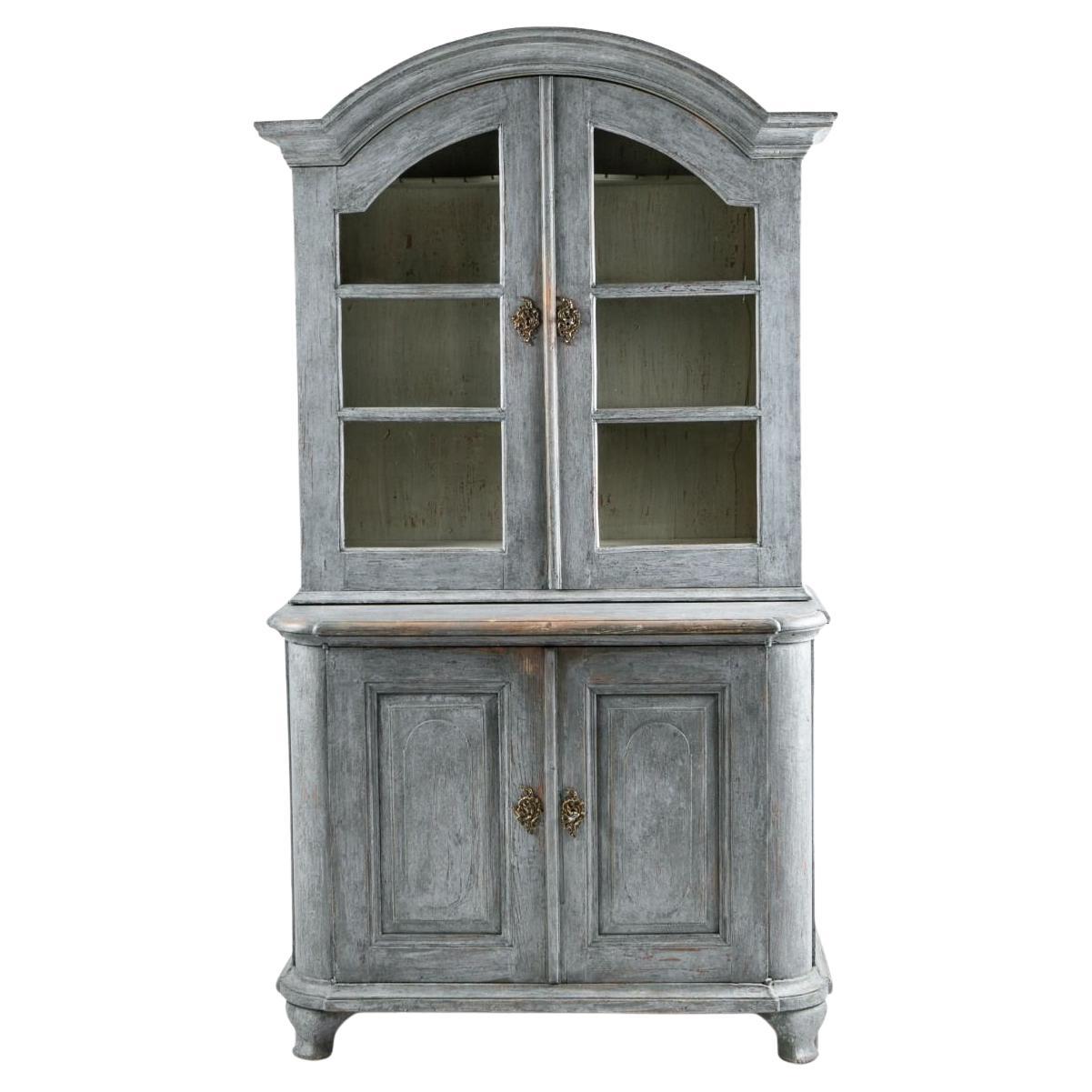 Vitrina rococó sueca del siglo XVIII pintada de azul y gris