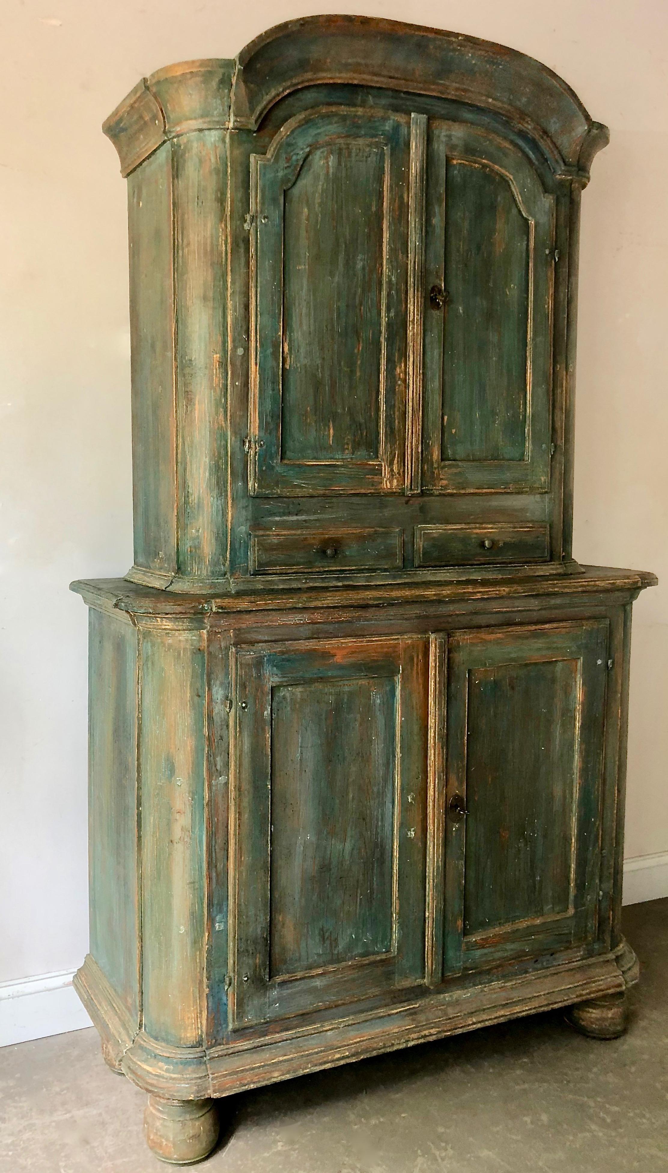 18th century period Rococo Swedish cabinet with bonnet top, two interior shelves and one notched spoon shelf, two additional middle drawers, all supported by sturdy lower base cabinet. All original with deep blue patina.
Dalarna, Sweden, circa