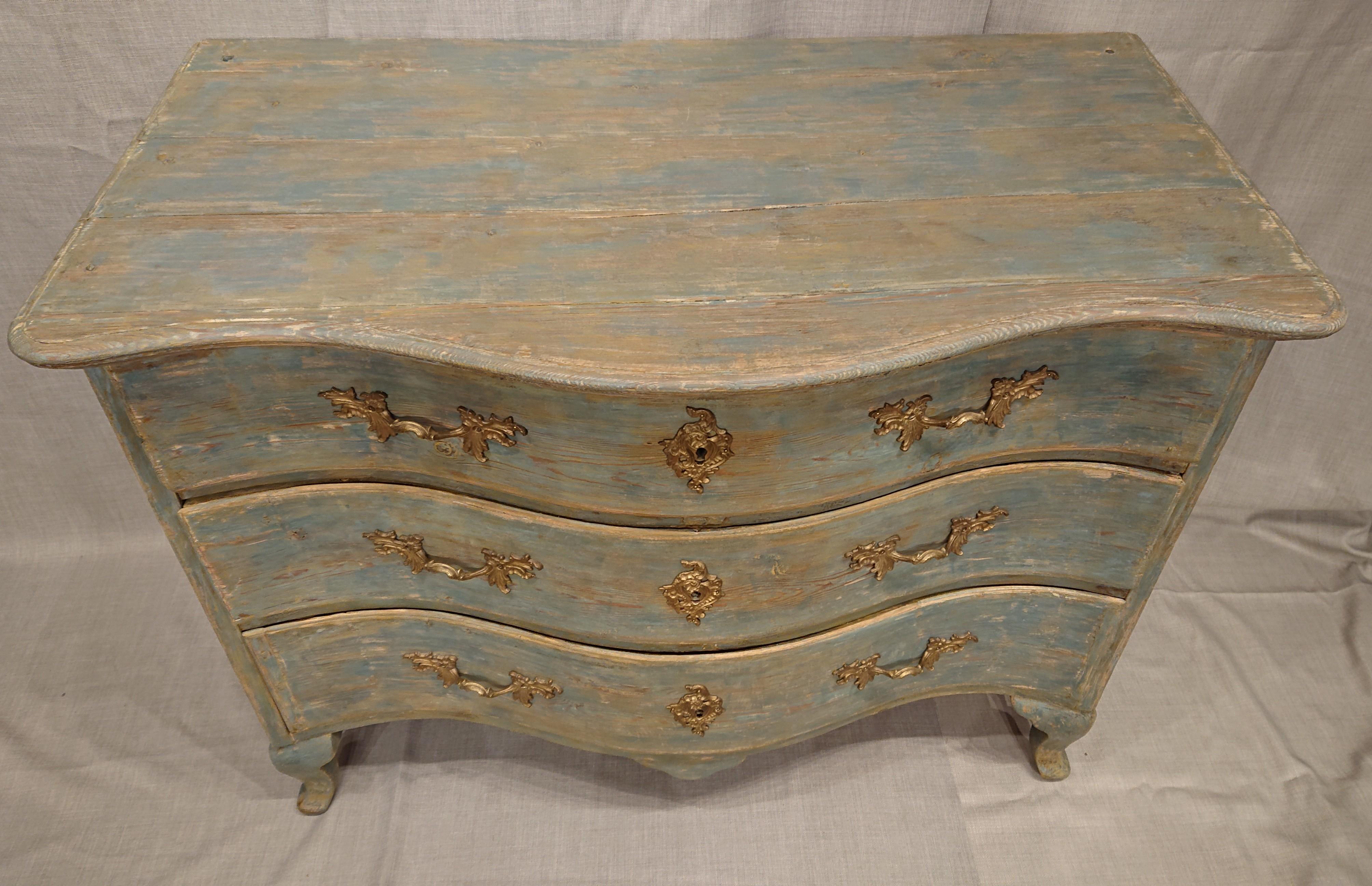A beautiful 18th century Swedish Rococo Chest of drawers from Lulea Norrbotten, Northern Sweden.
The Chest of drawers has wonderful curvaceous and beautiful Shaped legs.
The Chest of drawers has trace of original paint.
Alot of retuches of the