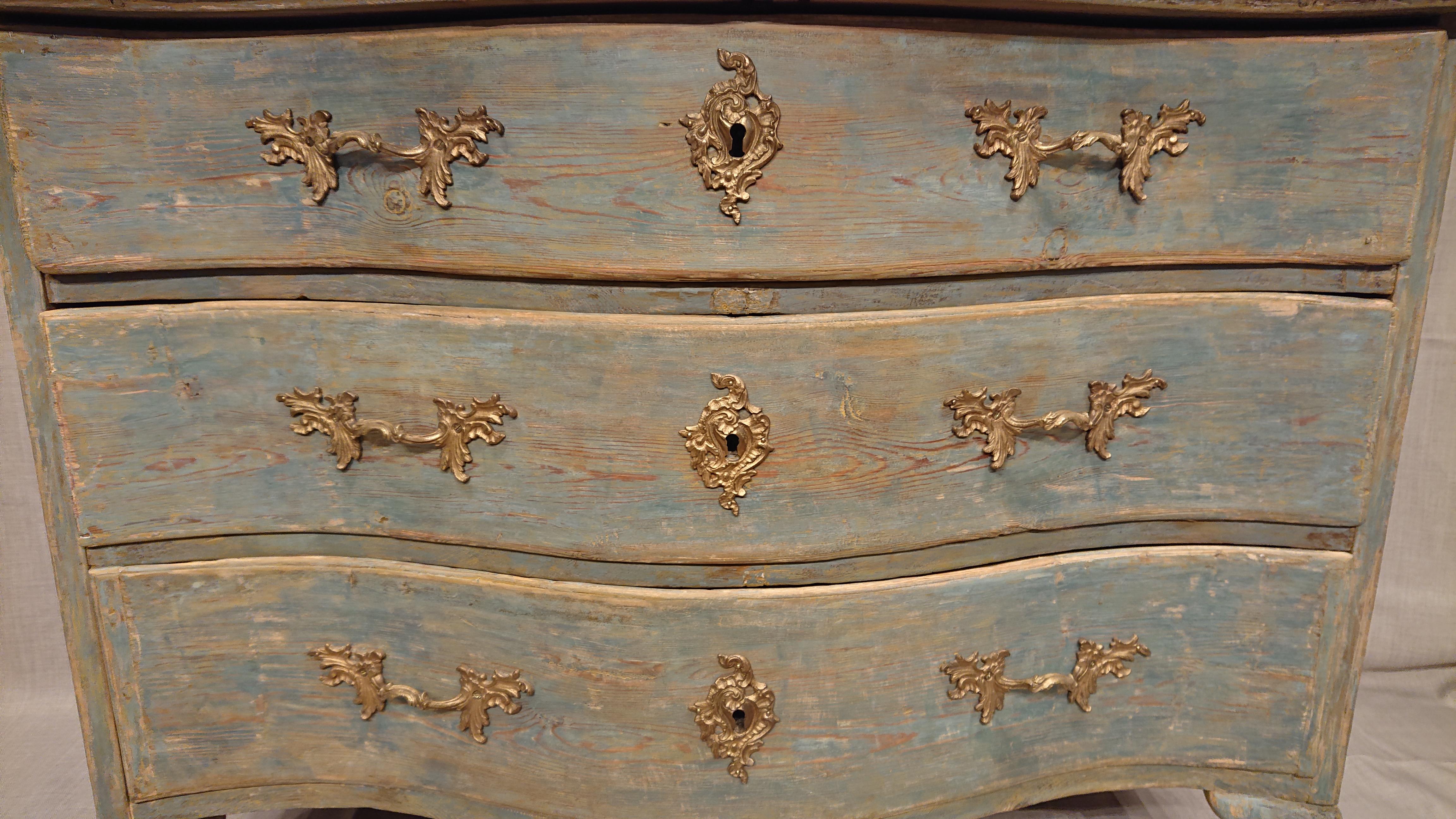 Hand-Crafted 18th Century Swedish Rococo Chest of Drawers from Northern Sweden For Sale