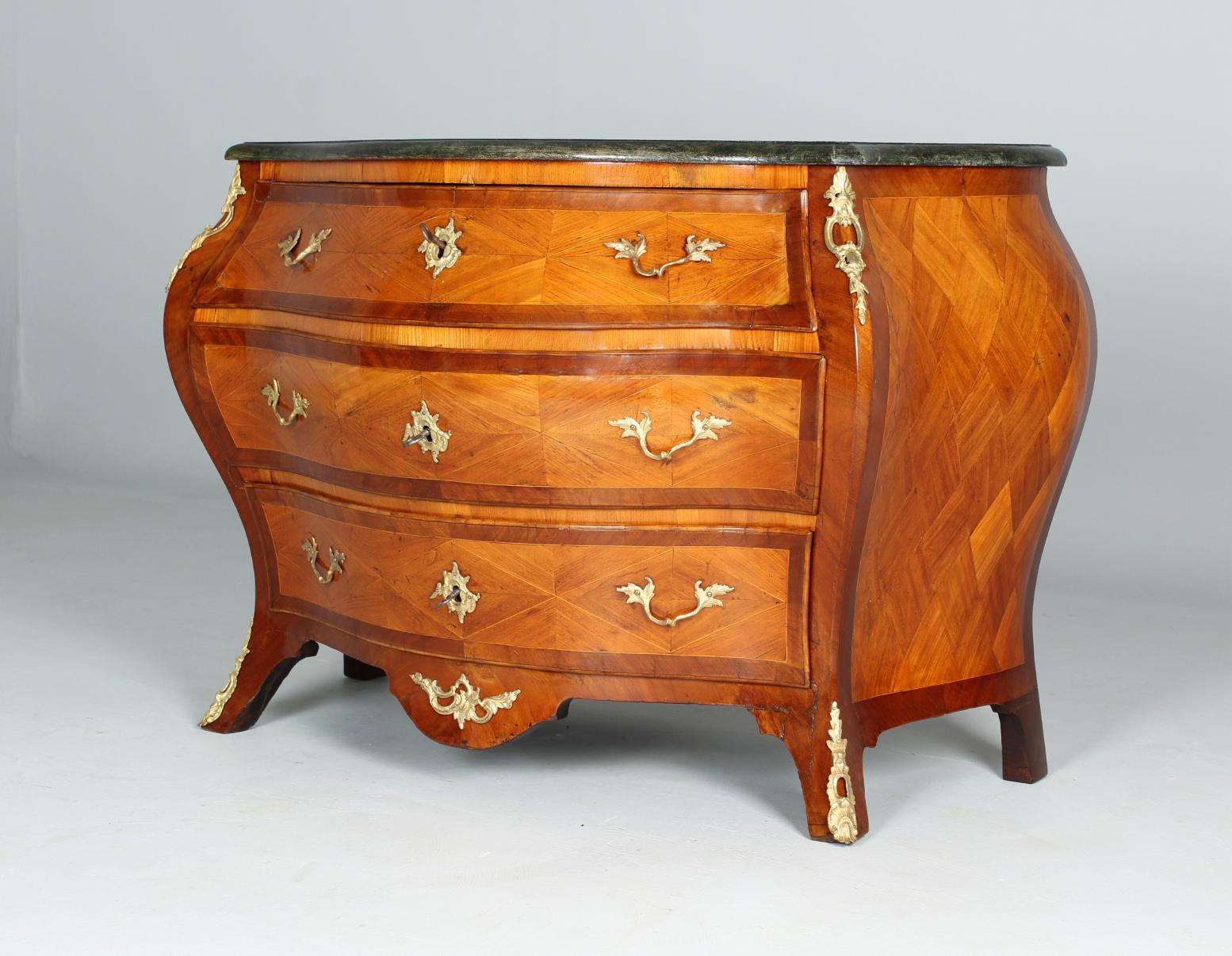 Heavily built rococo chest of drawers

Sweden
Elm, maple, walnut
around 1760

Dimensions: H x W x D: 81 x 121 x 58 cm

Description:
Exceptionally strongly built rococo chest of drawers from the mid-18th century.

Three-bay piece of