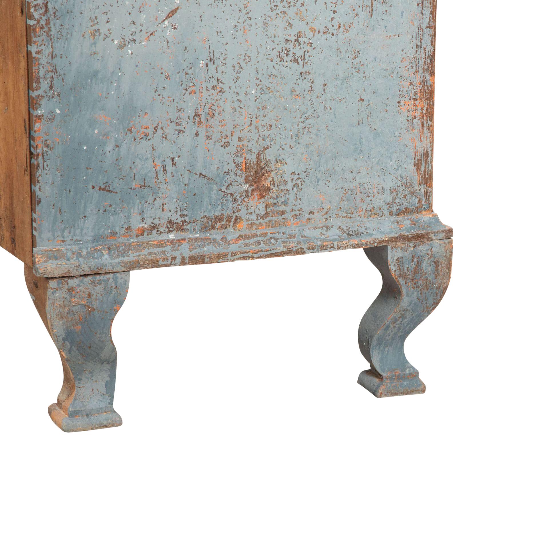 18th Century Swedish Rococo commode with soft serpentine front.
Three drawers open to storage.
Repainted in soft blue.