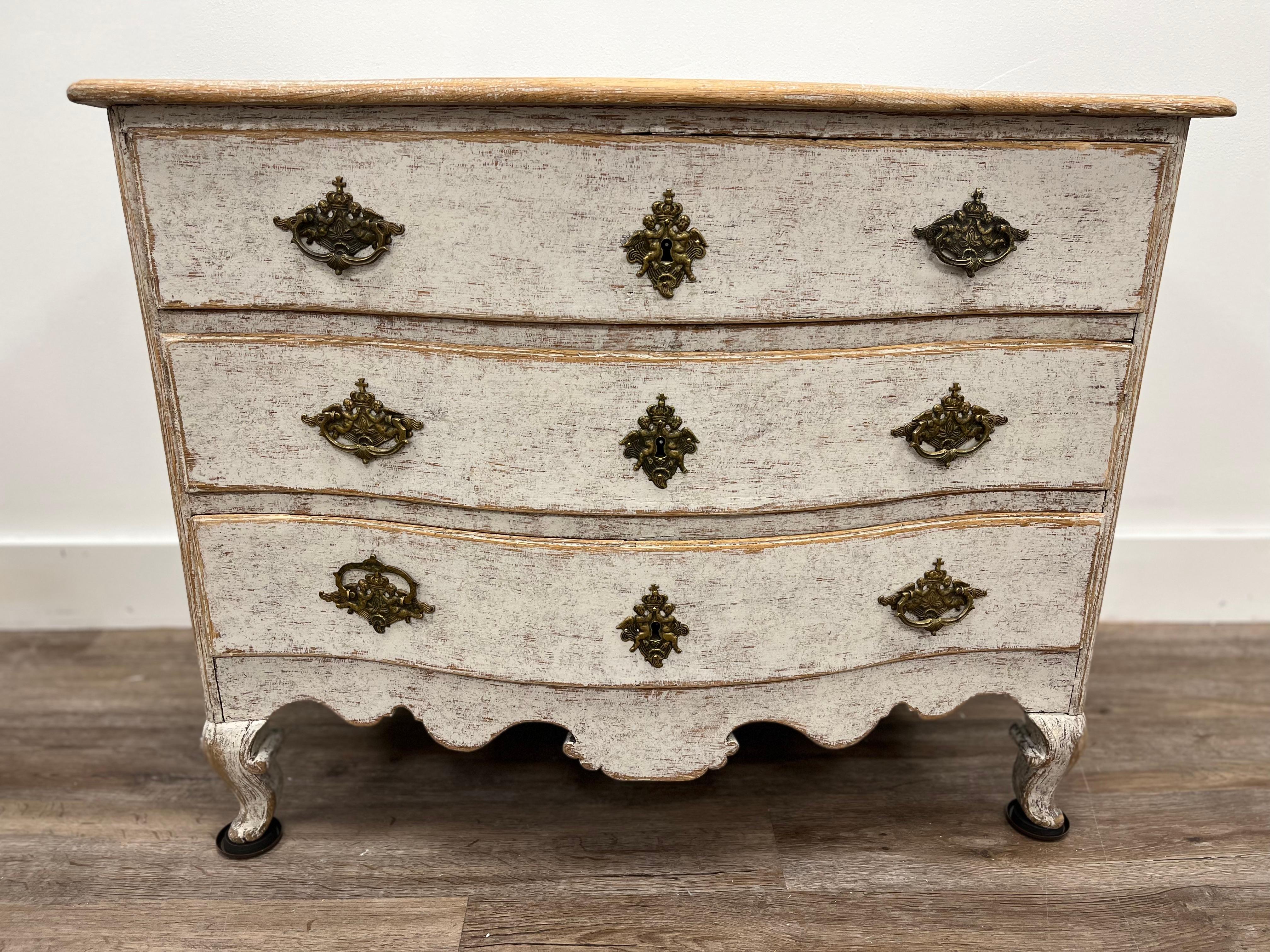Hand-Carved 18th Century Swedish Rococo Commode For Sale