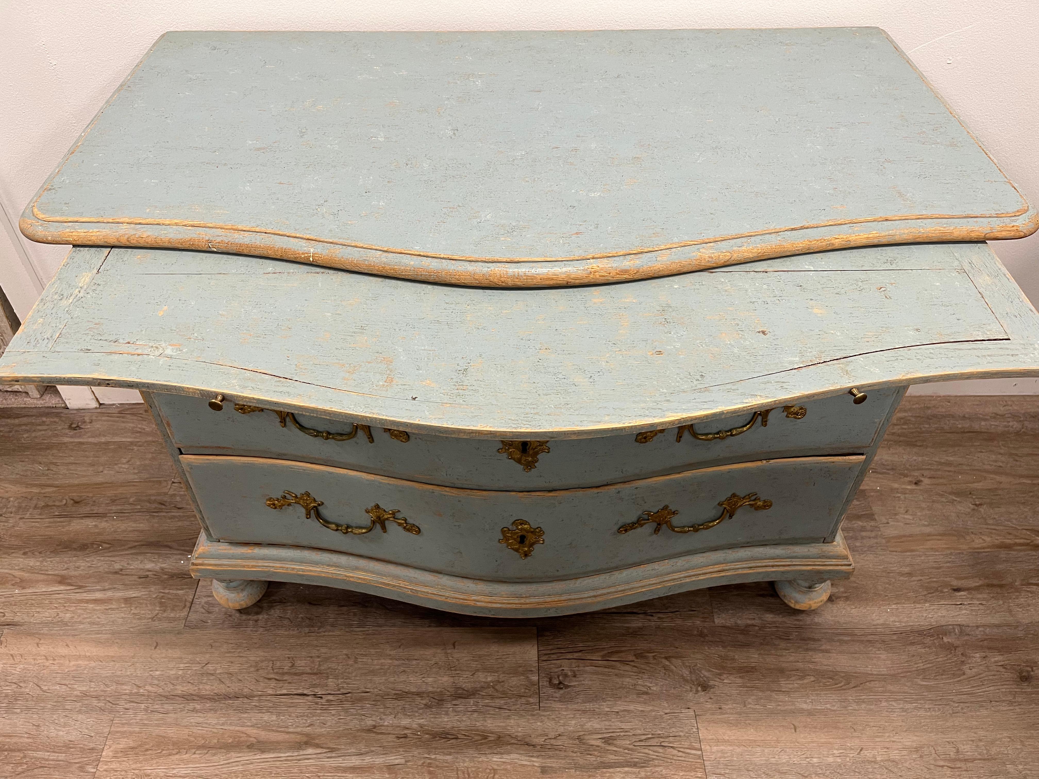 Hand-Carved 18th Century Swedish Rococo Commode For Sale