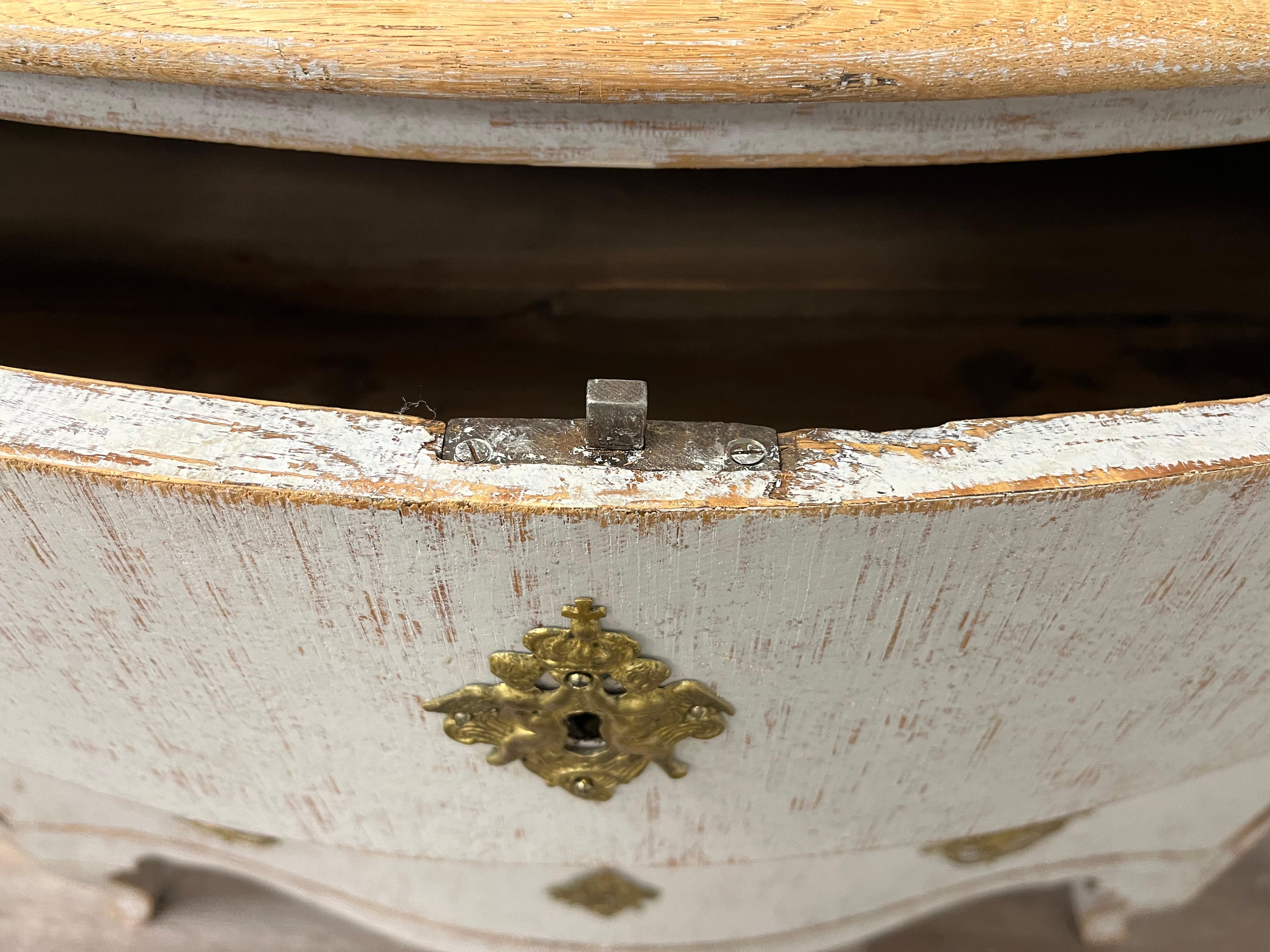 18th Century Swedish Rococo Commode In Good Condition For Sale In Huntington, NY