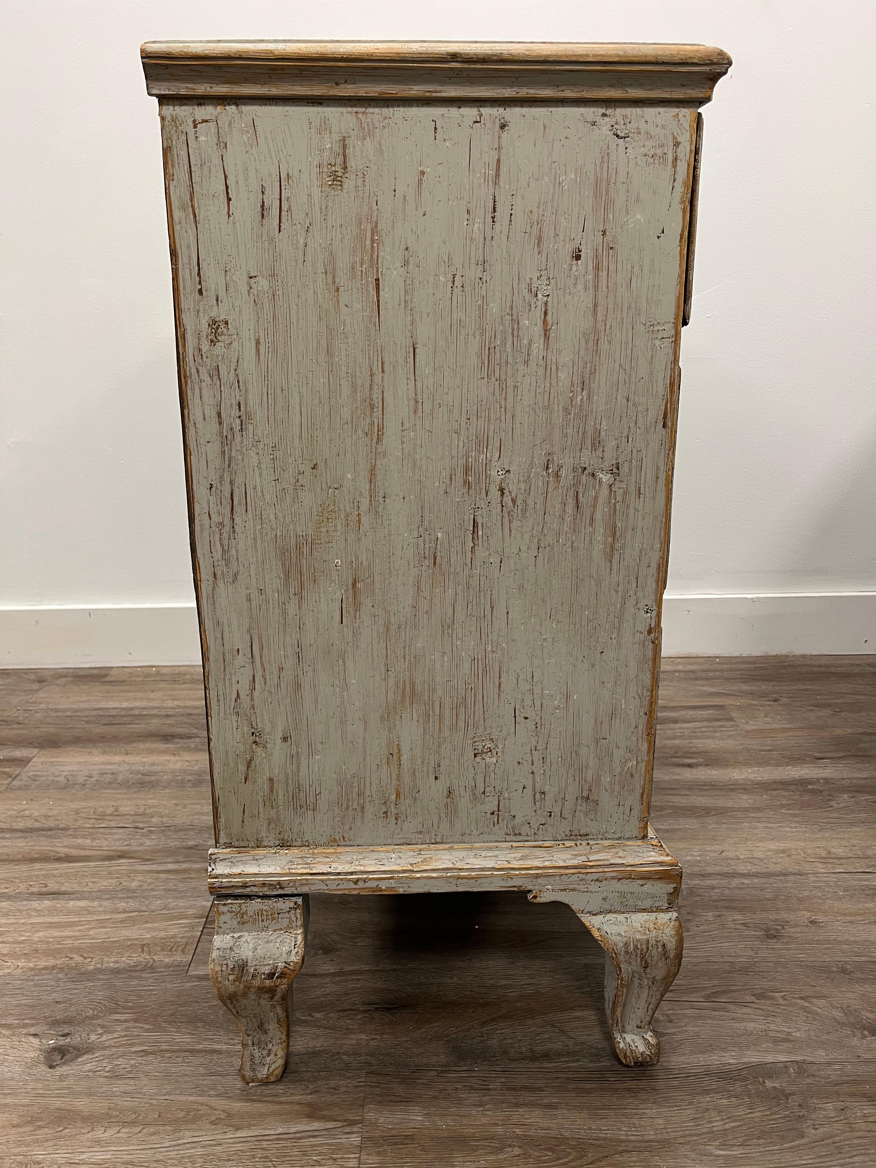 Dipinto a mano 18th Century Swedish Rococo Commode in vendita