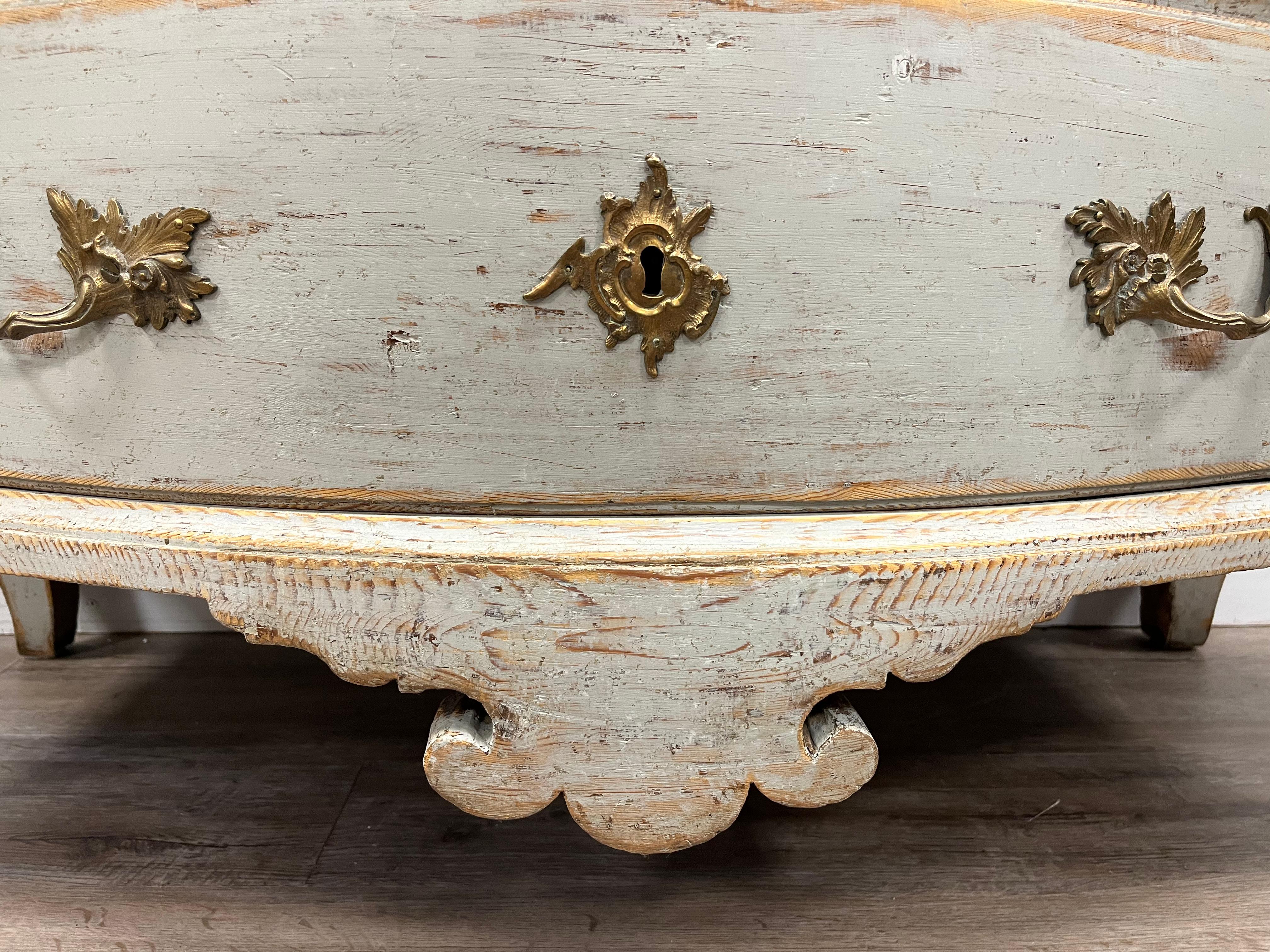 Ottone 18th Century Swedish Rococo Commode in vendita