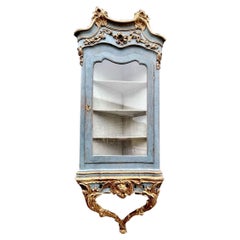 Vitrine d'angle rococo suédoise du 18ème siècle
