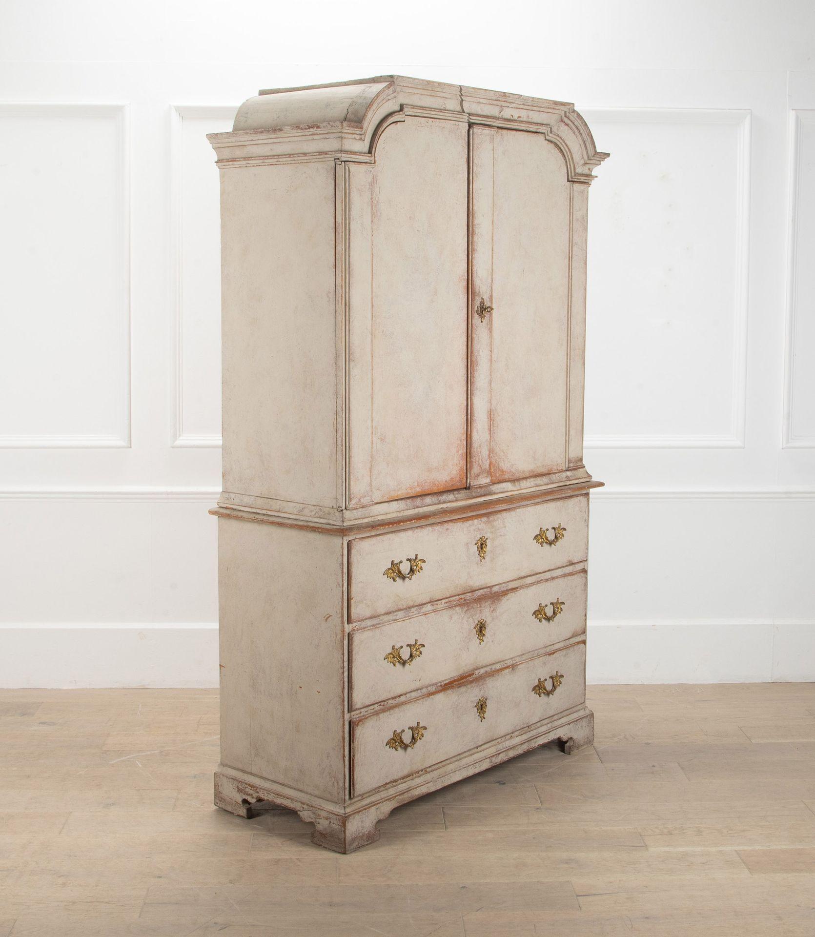 Charming 18th Century Swedish Rococo cupboard-on-chest.
With original painted finish on the exterior.
A superb piece which provides masses of storage space with shelves in the top half and drawers in the base. Typical 18th century Swedish