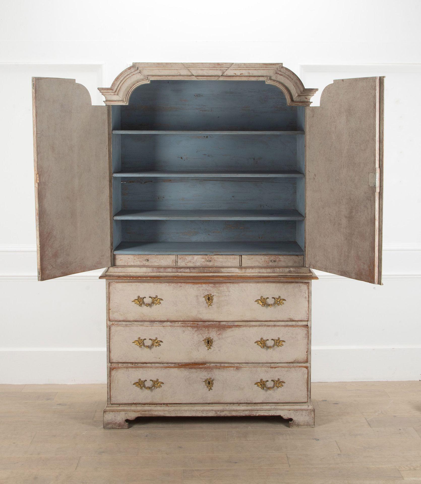 18th Century Swedish Rococo Cupboard-on-Chest In Good Condition In Gloucestershire, GB