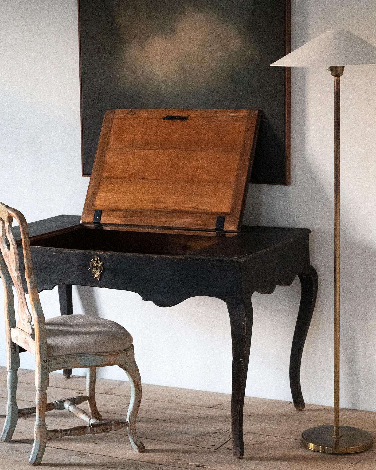 Schwedischer Rokoko-Schreibtisch aus dem 18.  (18. Jahrhundert und früher) im Angebot