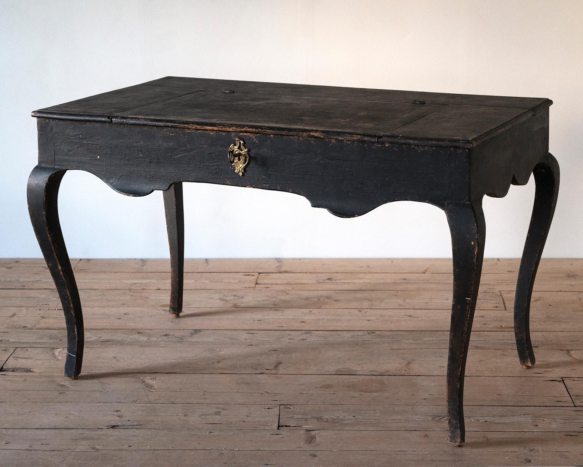 18th Century Swedish Rococo Desk  For Sale 3