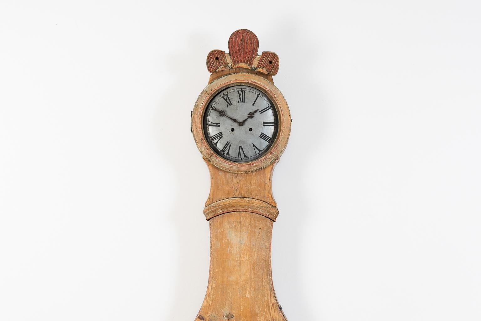 Mora clock manufactured in a curvaceous rococo shape. With a wooden carved headpiece in the shape of stylized seashells. The shells were the Swedish rococo style's trademark and it can be found on a number of different objects from the rococo