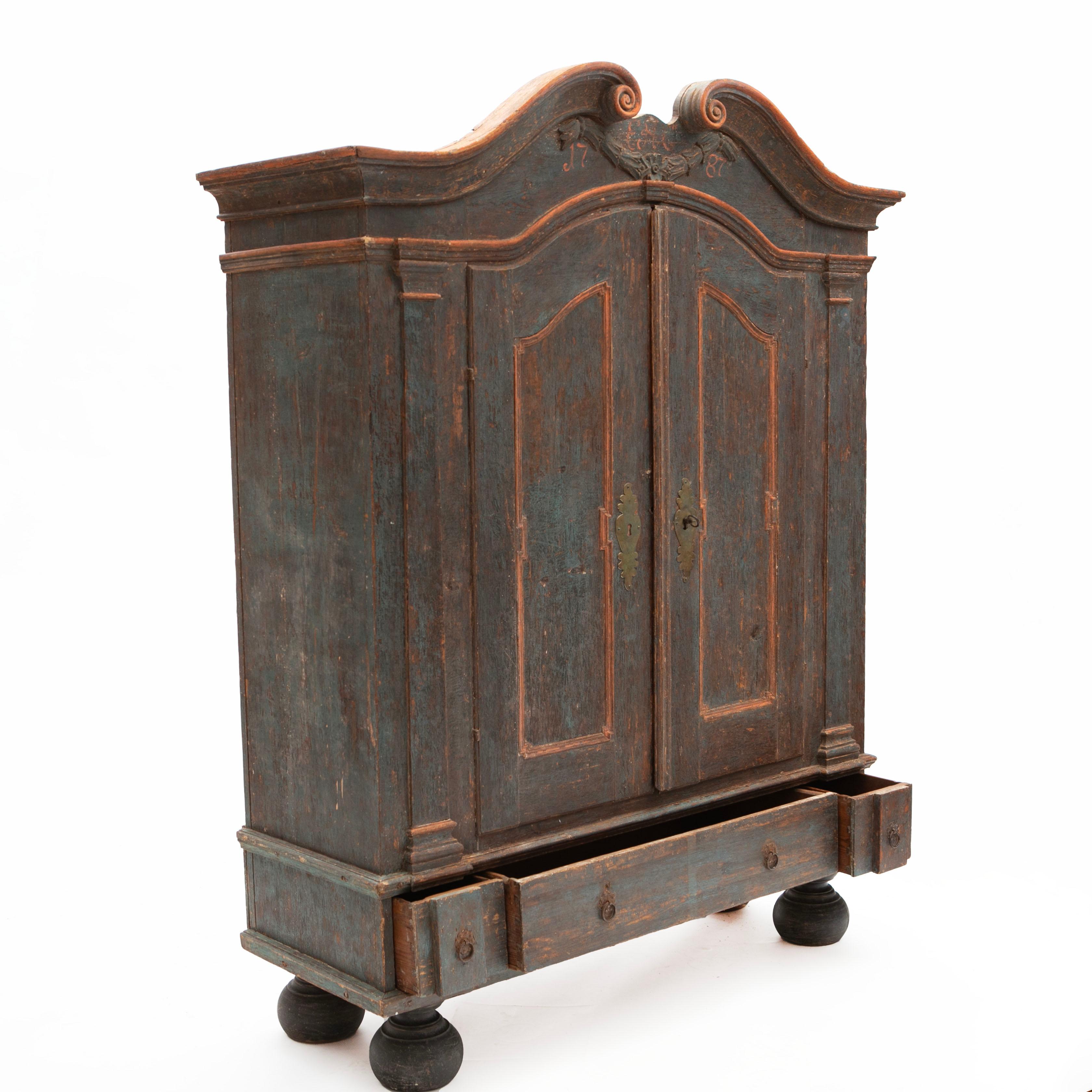18th Century Painted Swedish Rococo Period Cabinet In Good Condition For Sale In Kastrup, DK