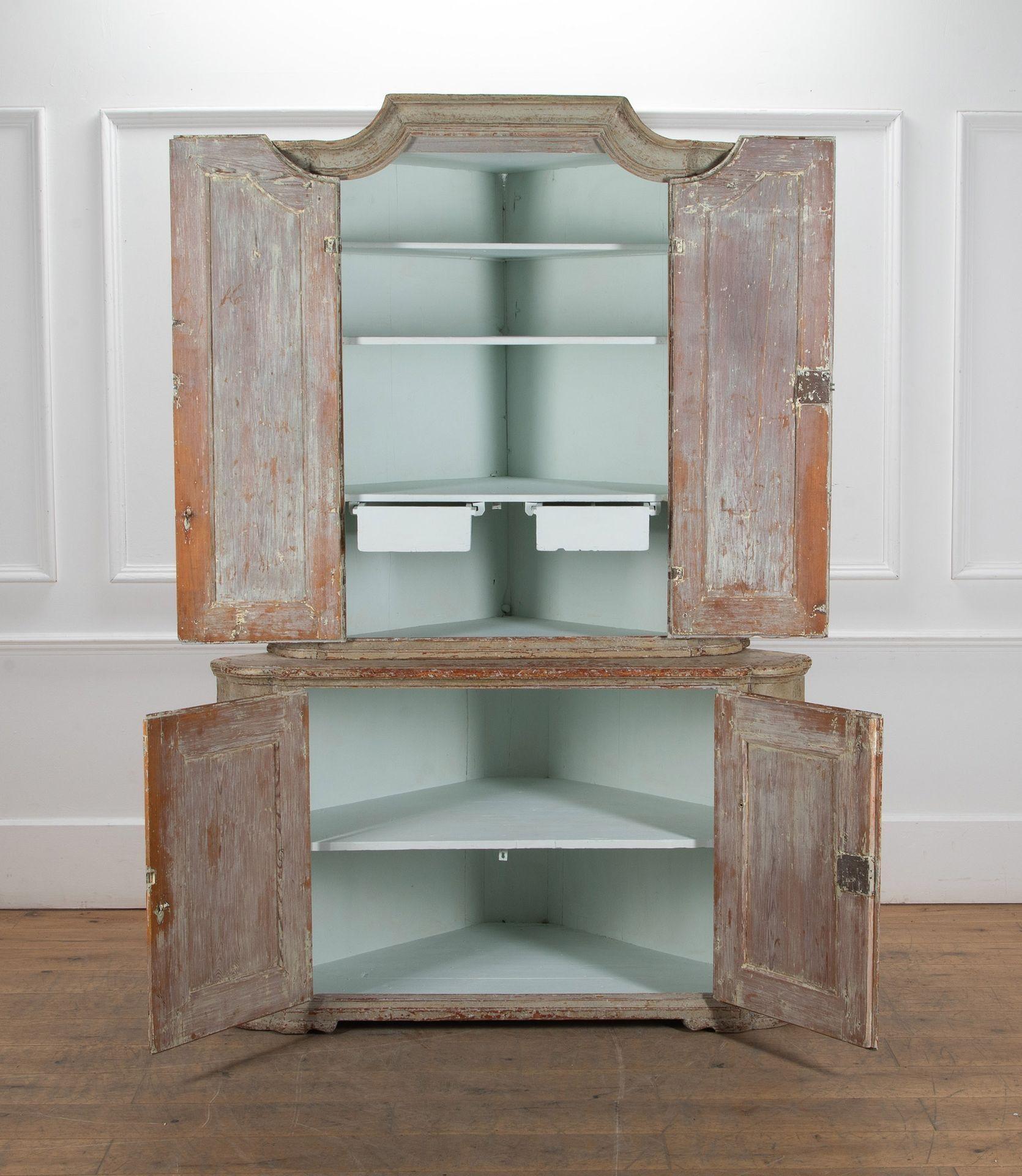 Original bemalter schwedischer Rokoko-Eckschrank aus dem 18. Jahrhundert in zwei Teilen.
Mit original lackiertem Äußeren und einer später nachlackierten Innenausstattung.
