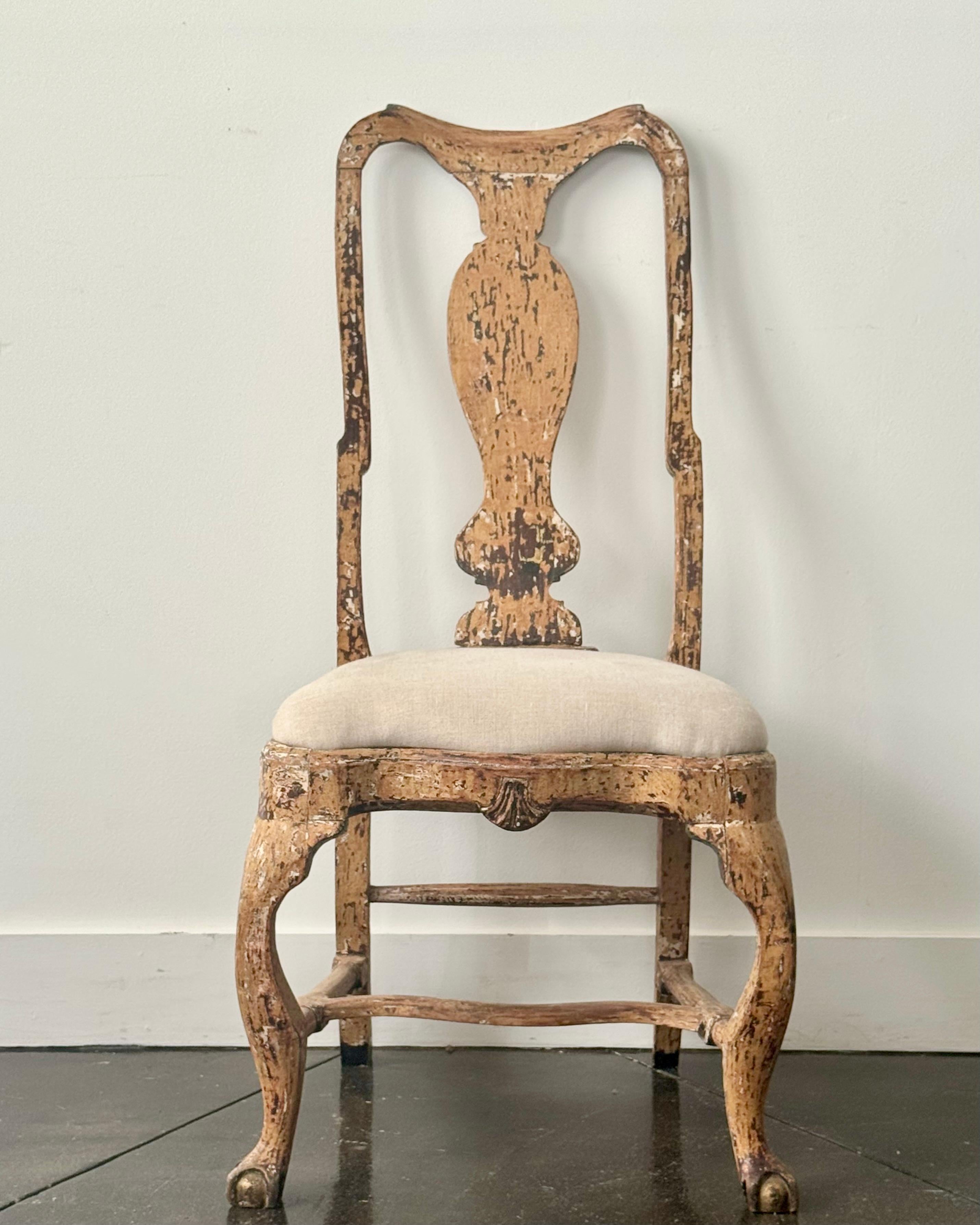Chaises d'appoint du 18e siècle de la période rococo 1750-1775 en Suède. Peint en jaune ockra,  modèle très classique avec des pieds se terminant par la griffe et la boule.
Siège rembourré en lin.  