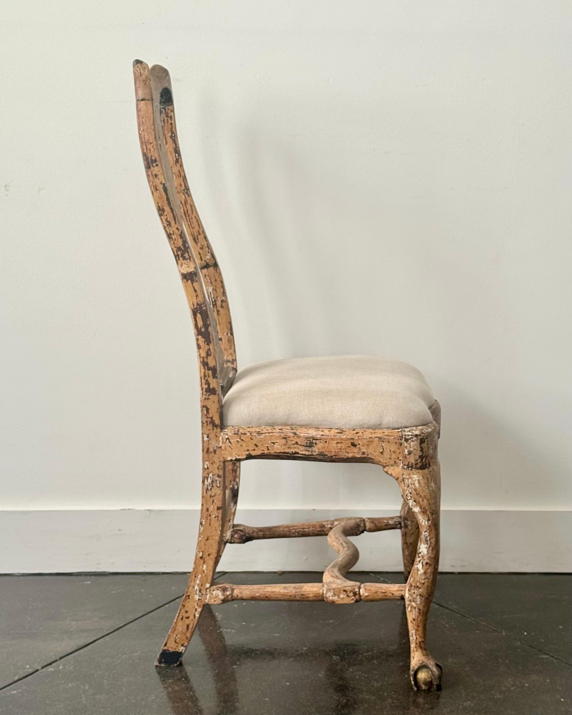 Sculpté à la main XVIIIe siècle Rococo suédois  Chaise peinte d'époque en vente