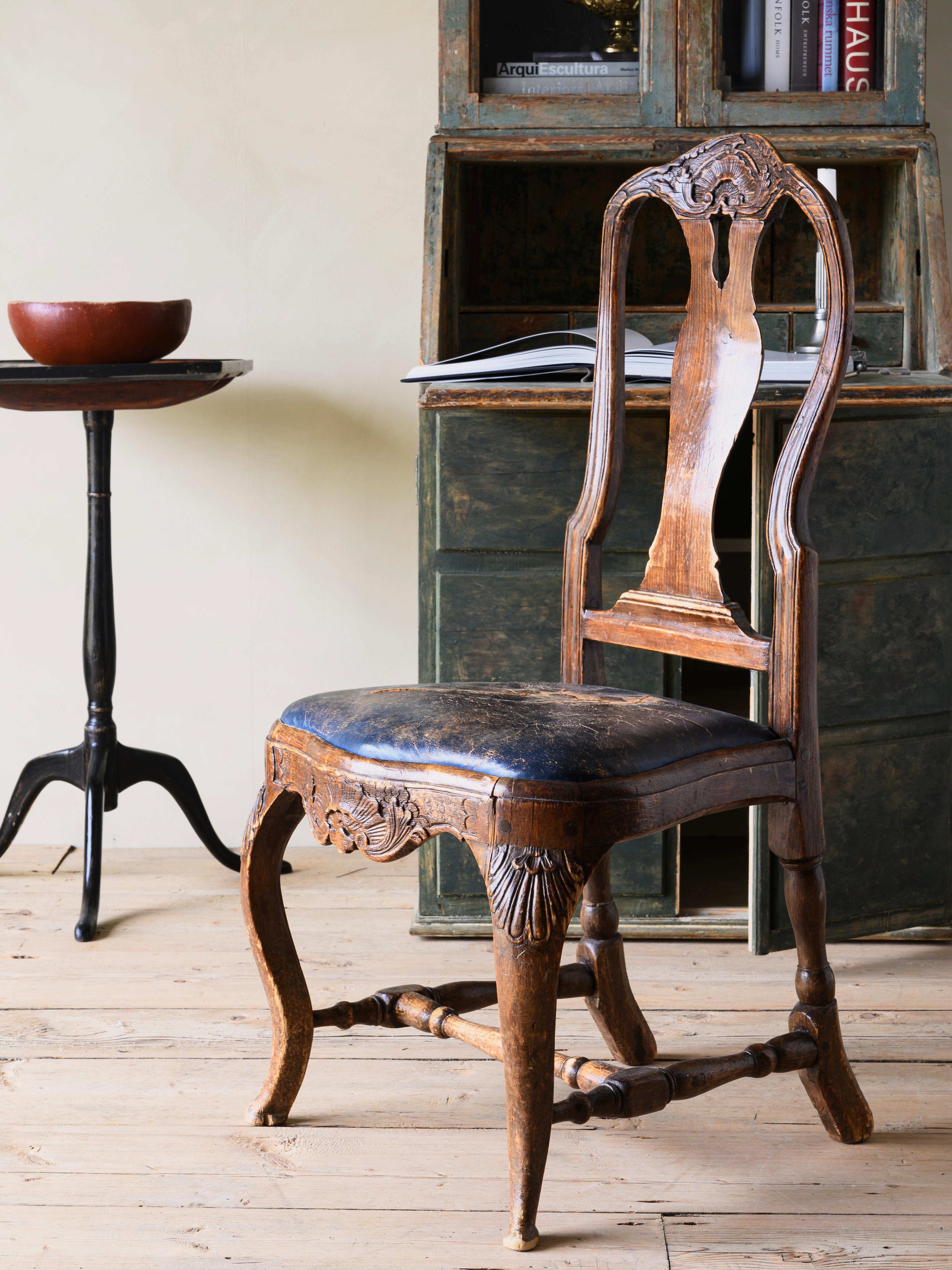 Belle chaise d'appoint rococo suédoise du XVIIIe siècle, vers 1770. Finition originale, revêtement en cuir appliqué ultérieurement.