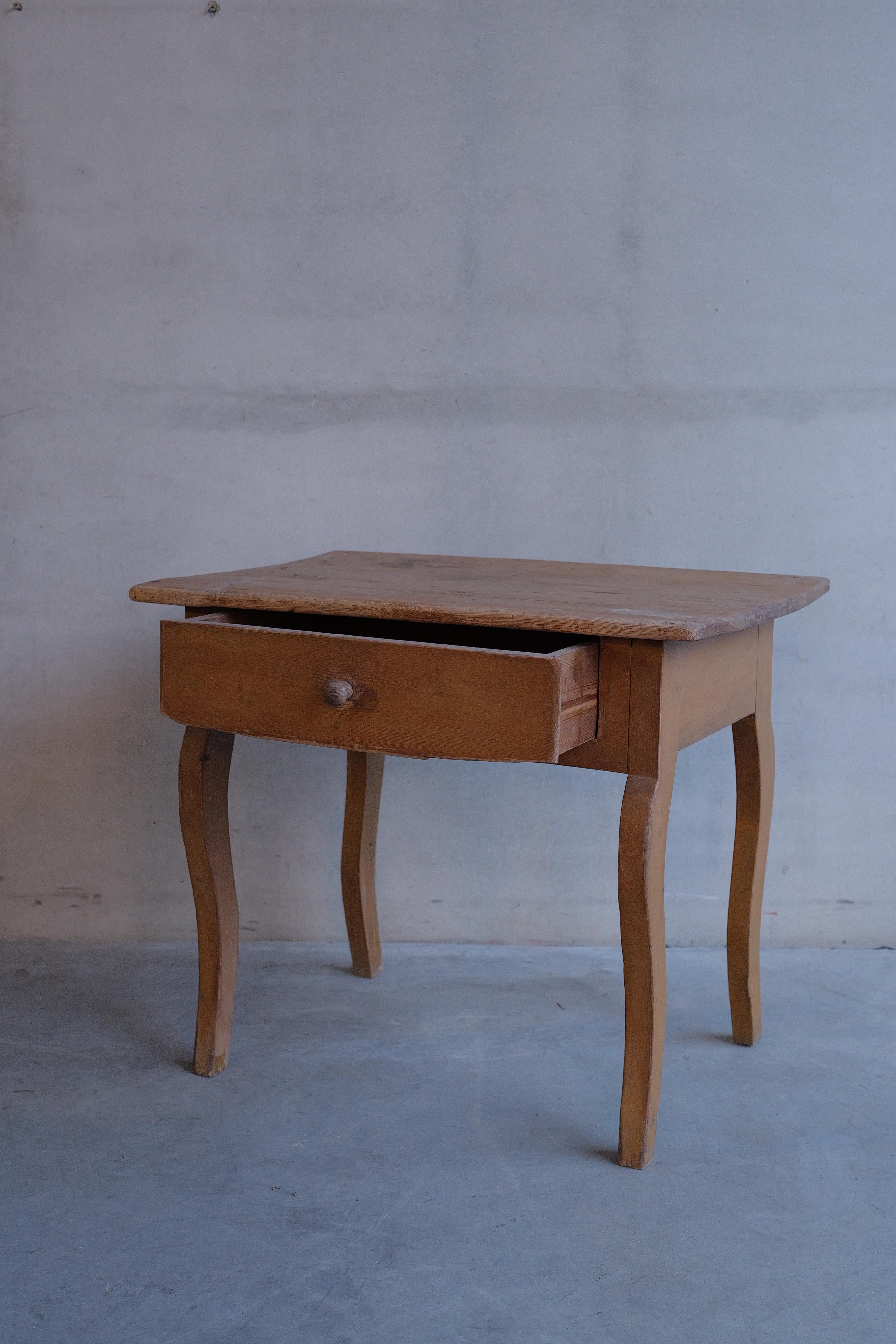 Table d'appoint provinciale rococo du 18e siècle en pin. Fabriqué en Suède. Pieds incurvés avec un tiroir dans le tablier. 