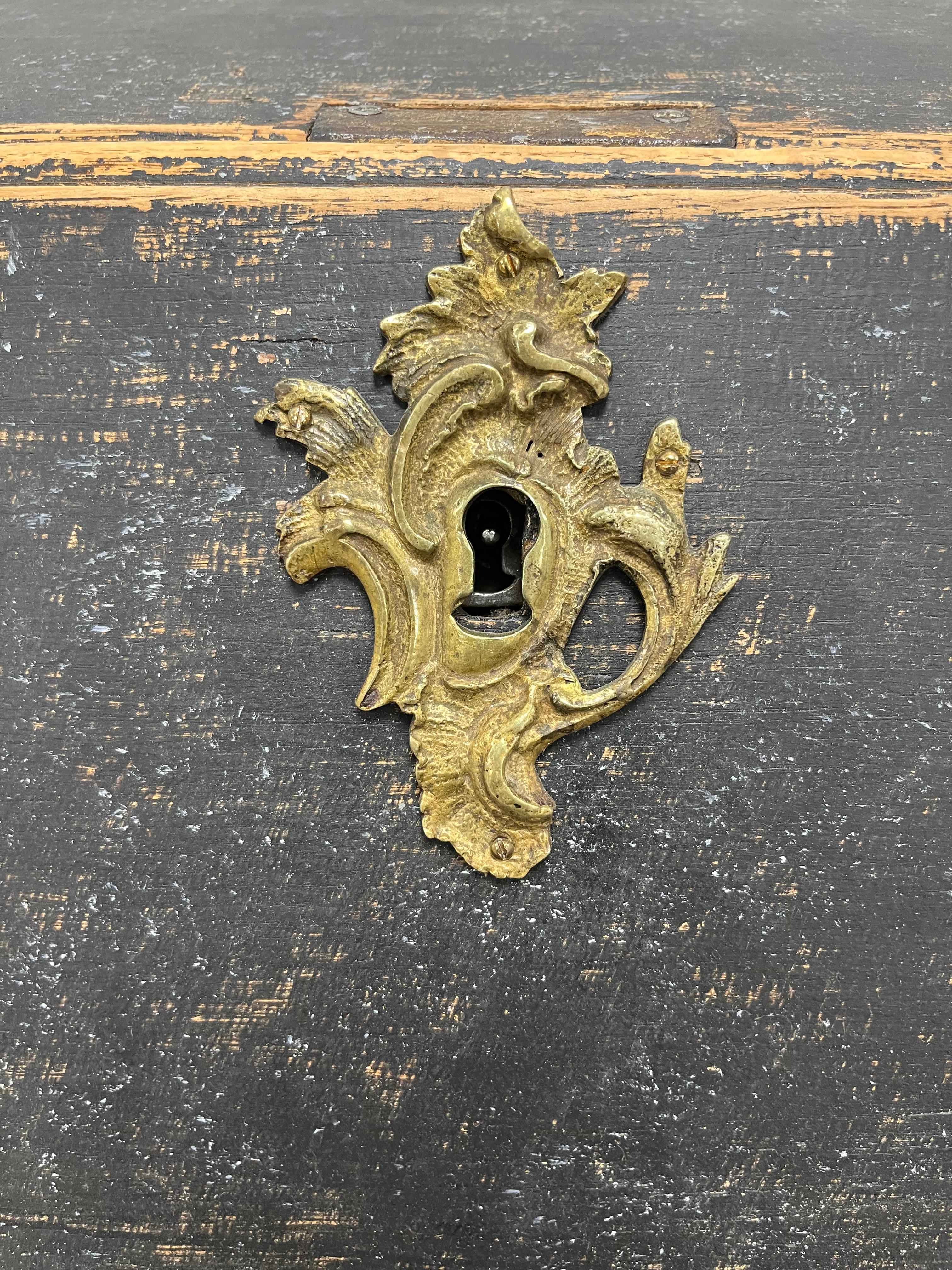 Bureau suédois à façade inclinée de style rococo. La façade s'ouvre pour révéler une grande surface de travail, dix tiroirs coulissants, sept casiers et deux porte-documents coulissants. Un couvercle coulissant à la base permet d'ouvrir un