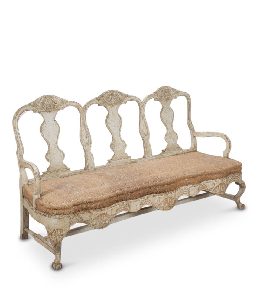 Canapé suédois rococo du XVIIIe siècle, avec des sculptures élégantes, des accoudoirs et un dossier en forme de balayette. 

Peinture d'origine avec une magnifique patine d'usage. 

Avec son assise d'origine, souple et en bon état, il attend un