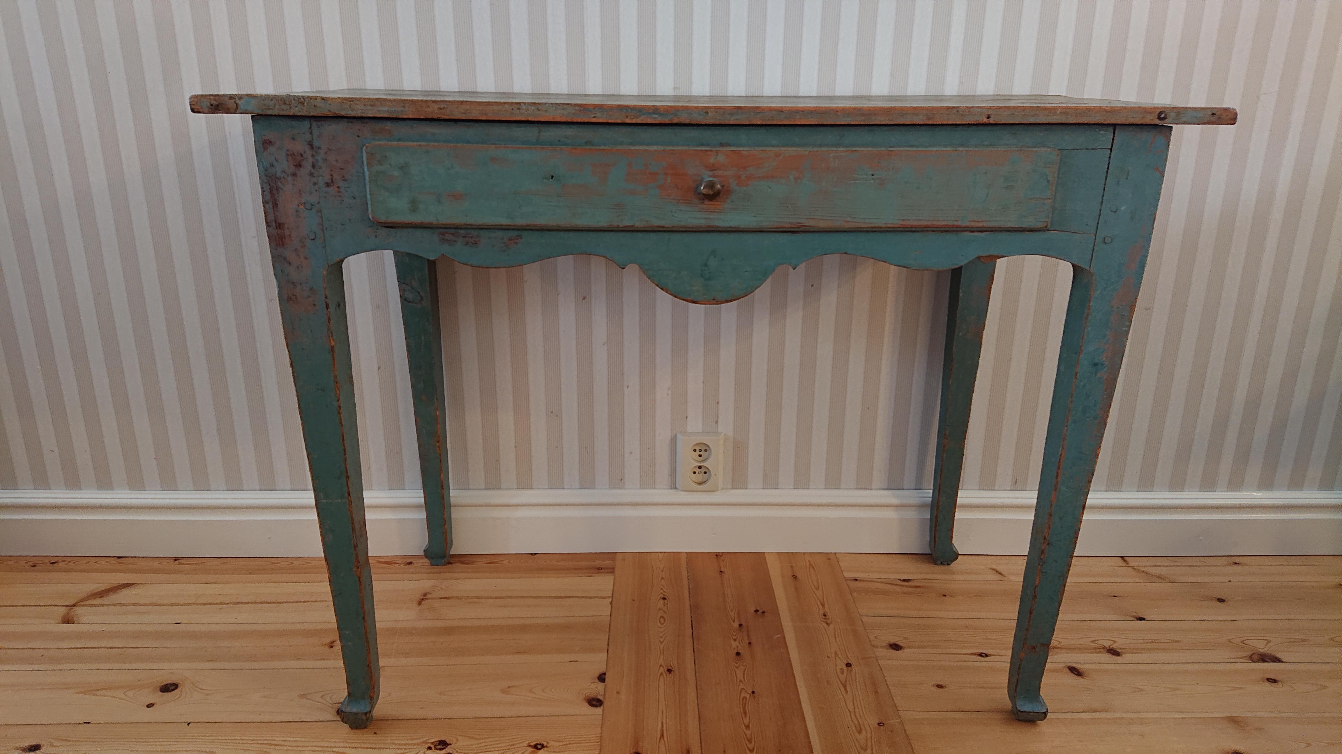 18th century Swedish rococo table/ desk from Boden Norrbotten, Northern Sweden.
Handscraped to its originalcolor.
An early rococo table / desk with features of late baroque.
Remains of decorative painting on the table top.
Beautiful original