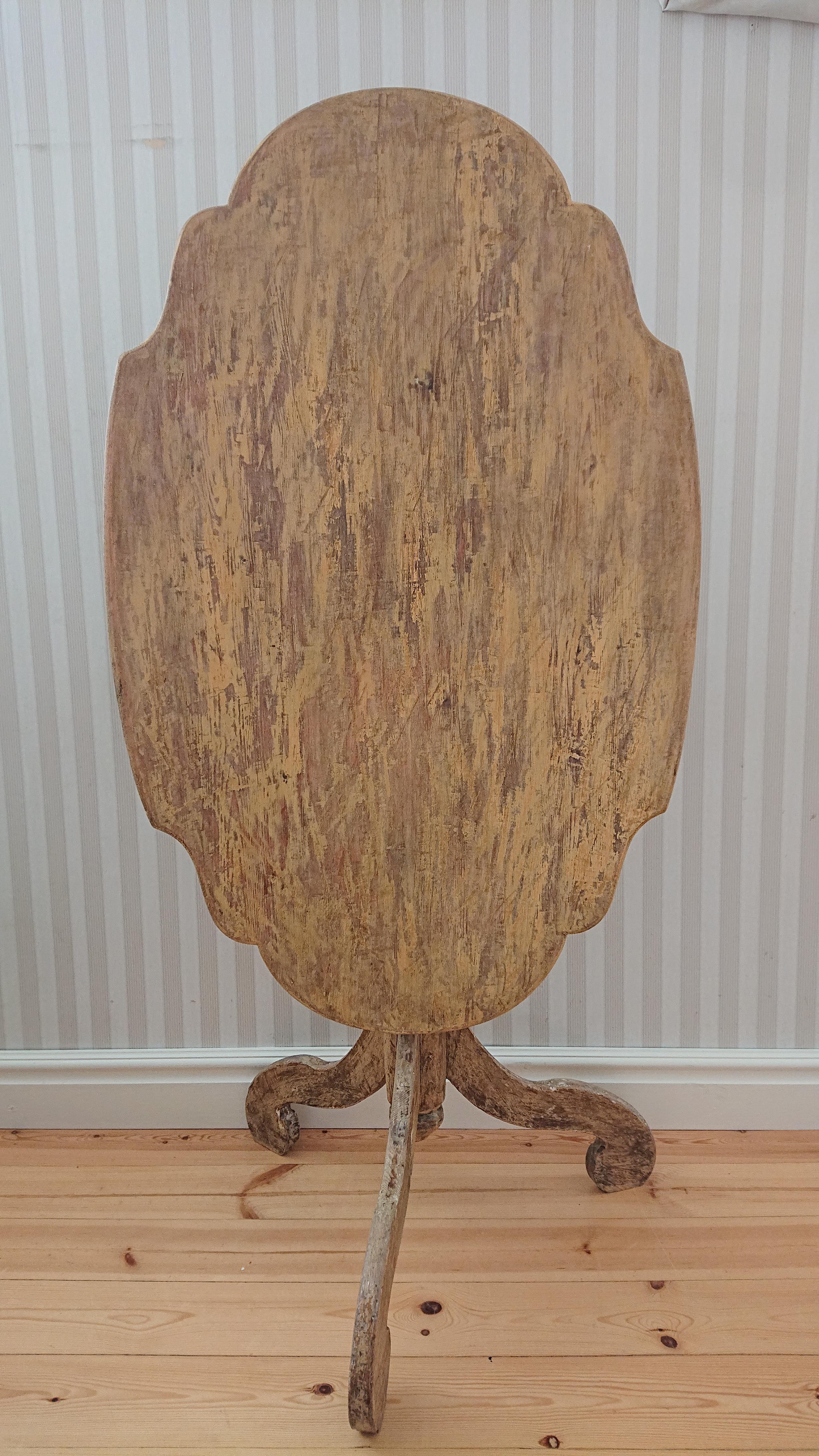 A stunning mid 18th century Rococo tilt top table from Råneå Norrbotten ,north of Sweden . Wonderful shaped top and elegant tripod base. The table has been scraped by hand to original paint and features a superb time worn patina.
The table top has