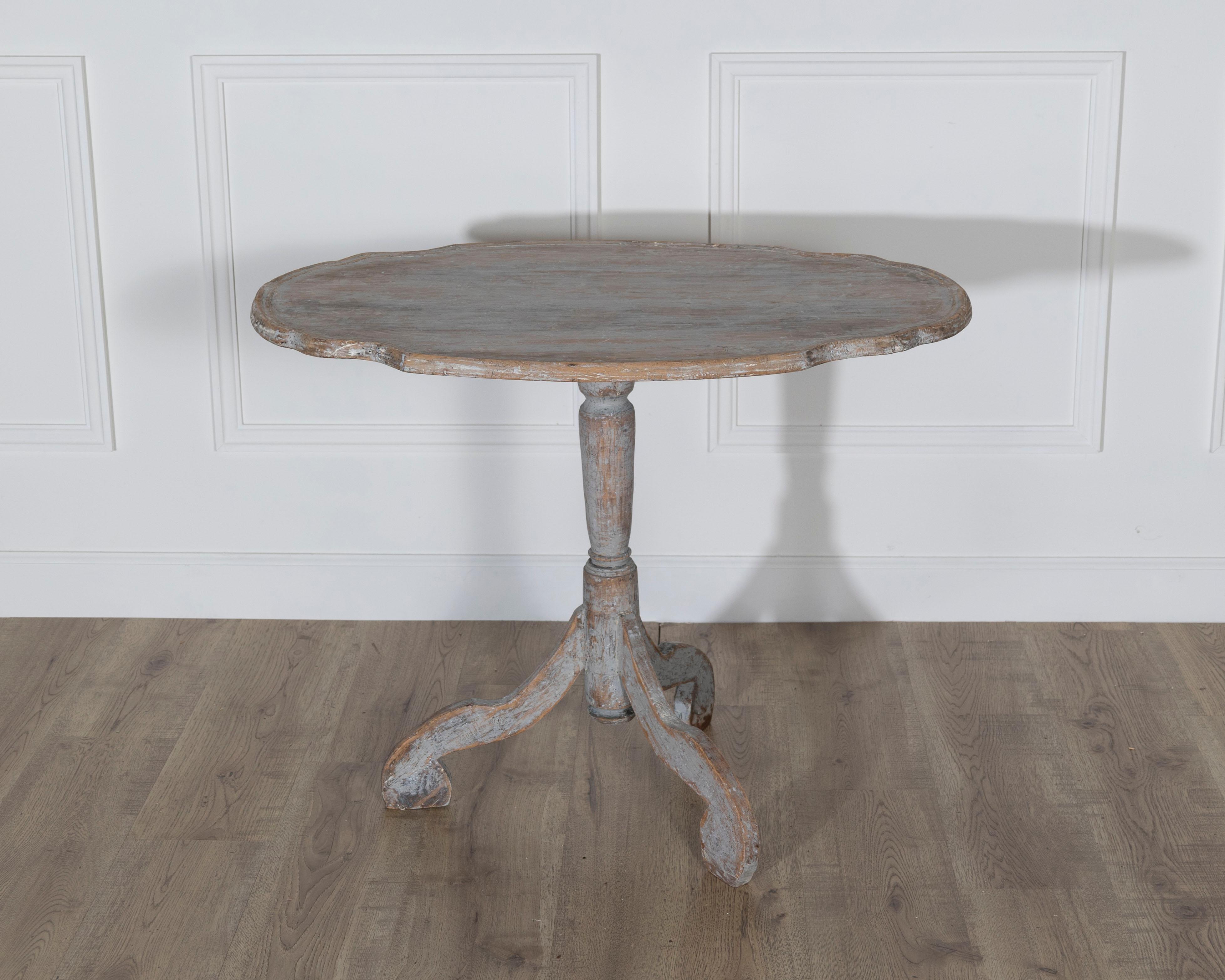 Suédois Table rococo suédoise du XVIIIe siècle à plateau basculant avec dossier noir d'origine en vente