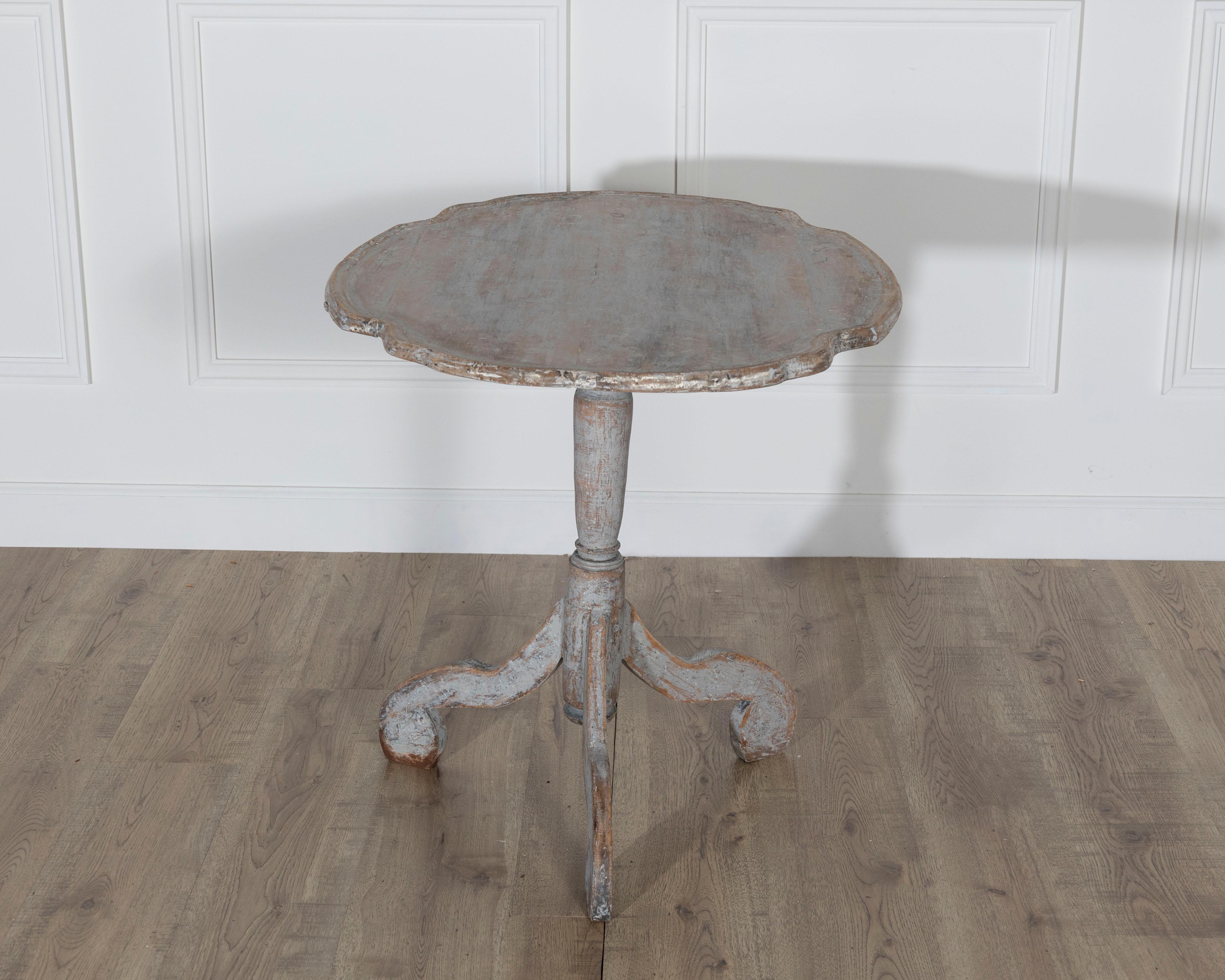 Bois Table rococo suédoise du XVIIIe siècle à plateau basculant avec dossier noir d'origine en vente