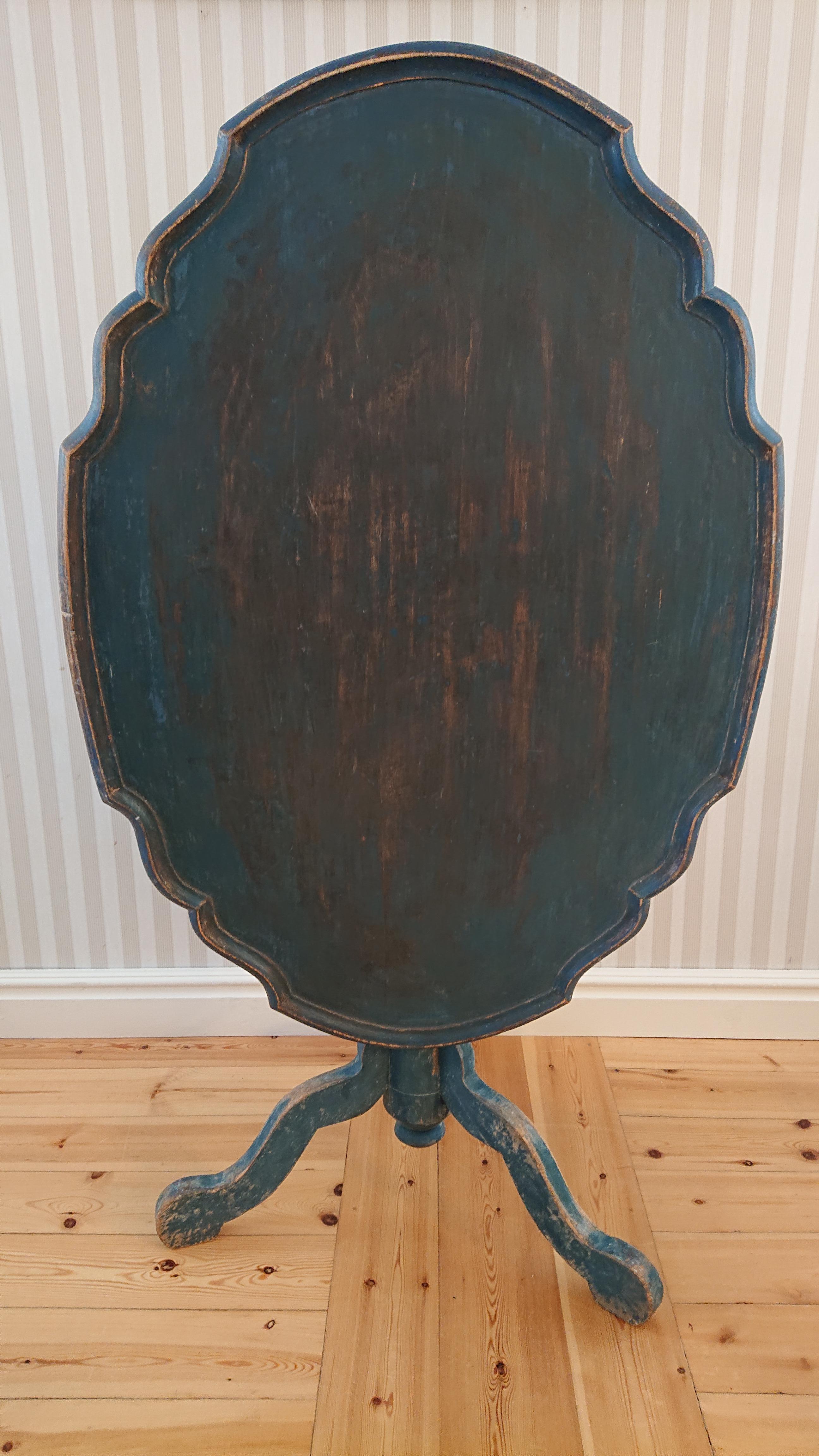 18th century Swedish Rococo tilt top table from Stockholm.
A fantastic fine table with high-class carpentry.
Beautifully shaped tabletop.
Small retouches on the top. 
The table legs have finely cut curved legs.
Scraped by hand to its well