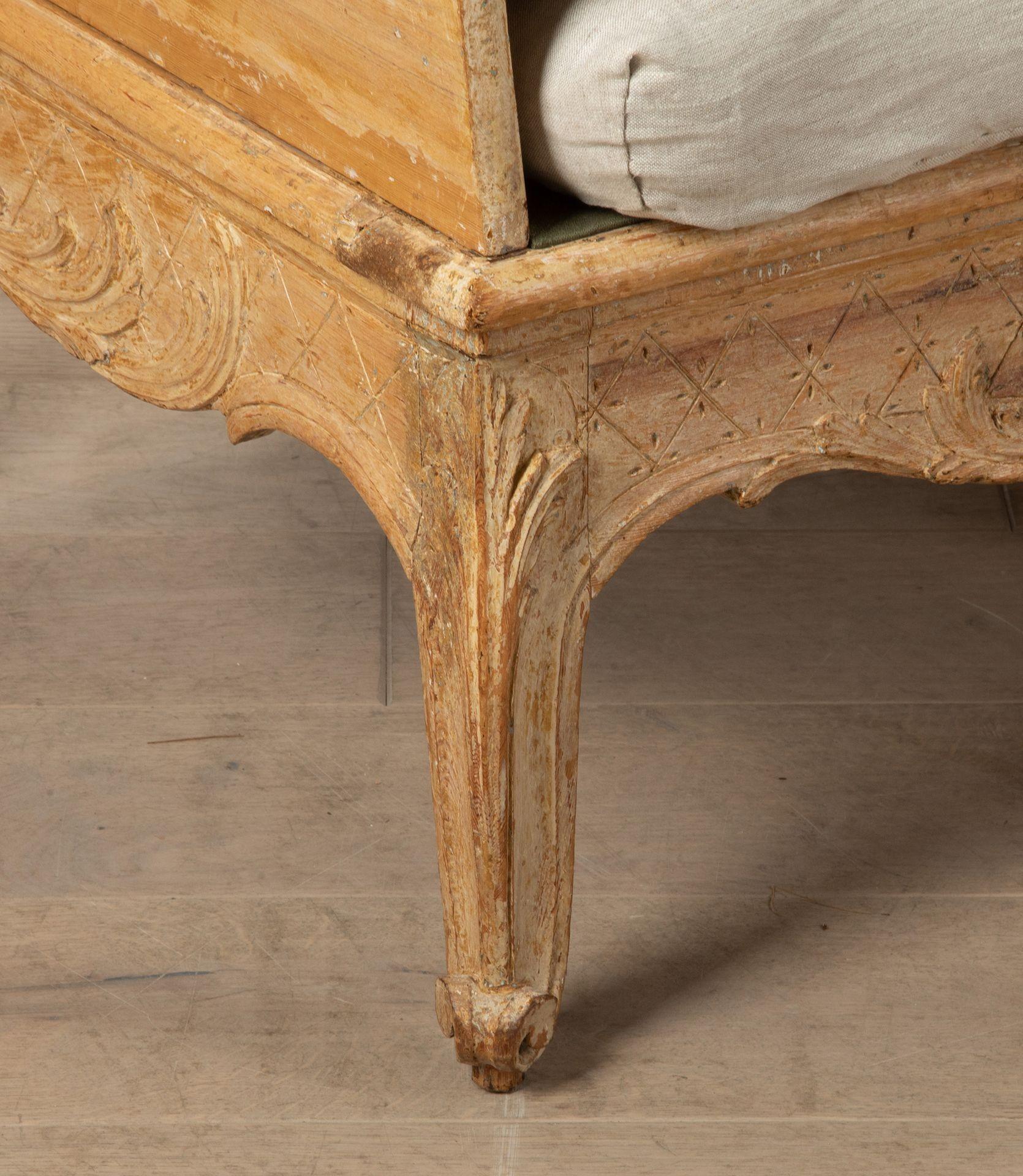 Tragsofa suédois rococo du 18e siècle avec peinture originale en vente 4