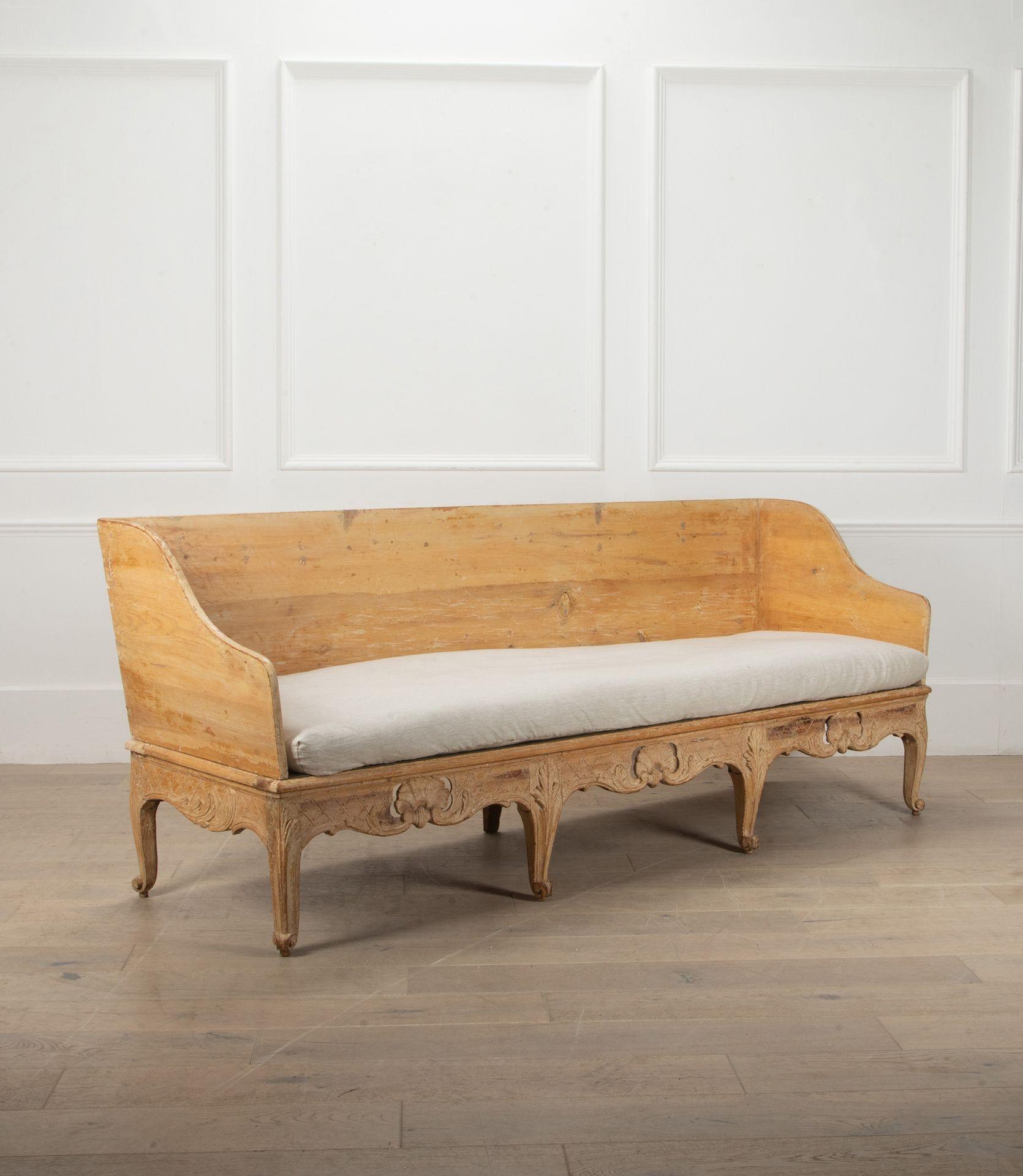 Un tragsofa suédois rococo du 18e siècle, dont la peinture d'origine a été rafraîchie.
Coussins anciens, mais peut-être pas d'origine, recouverts de lin uni.