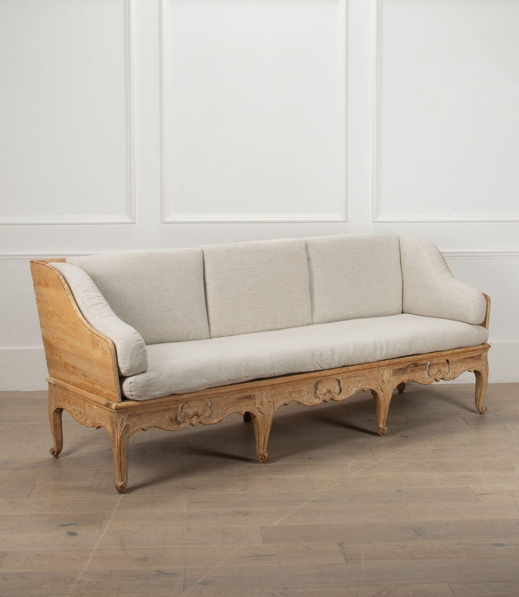 Suédois Tragsofa suédois rococo du 18e siècle avec peinture originale en vente