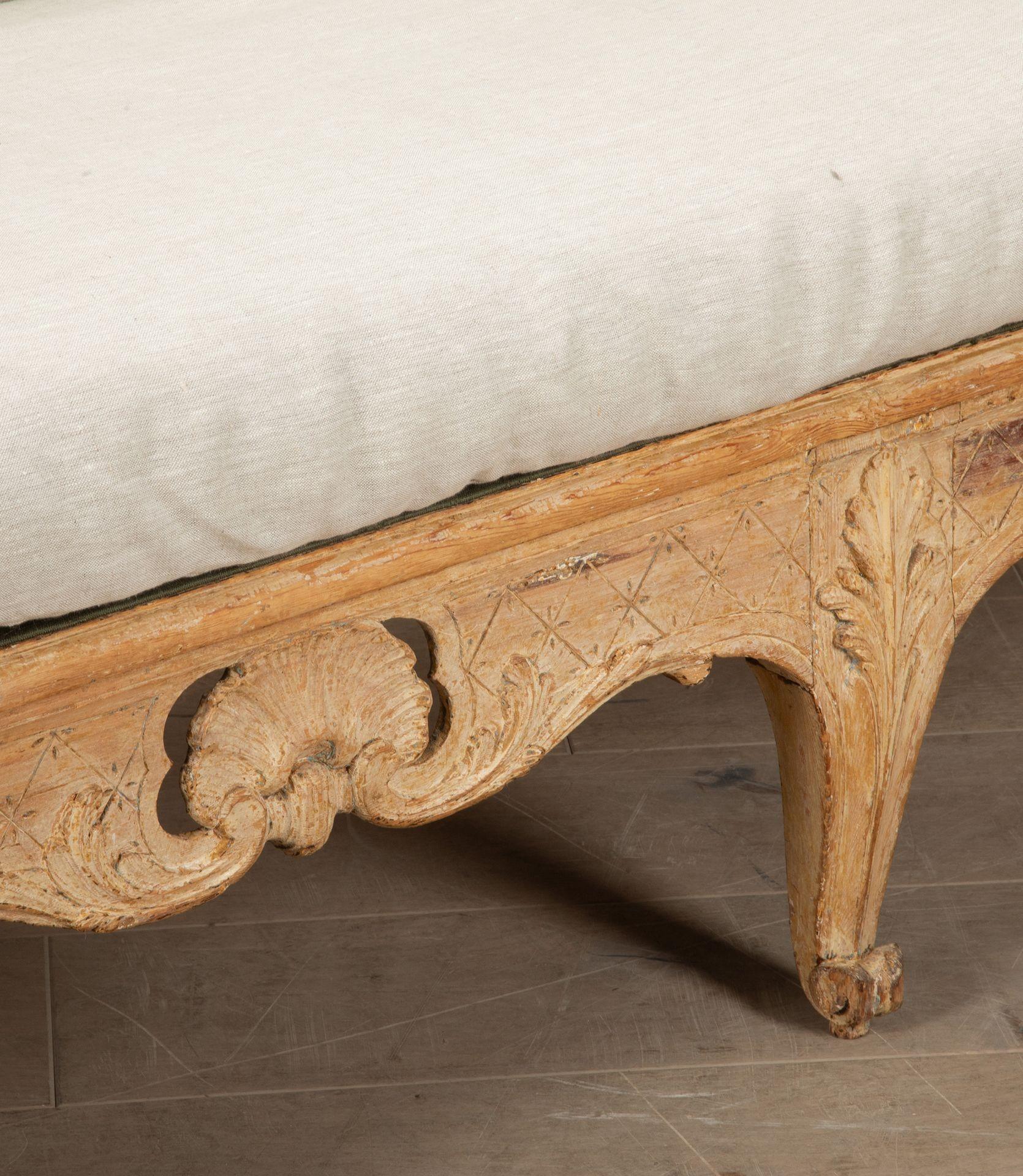 Tissu d'ameublement Tragsofa suédois rococo du 18e siècle avec peinture originale en vente