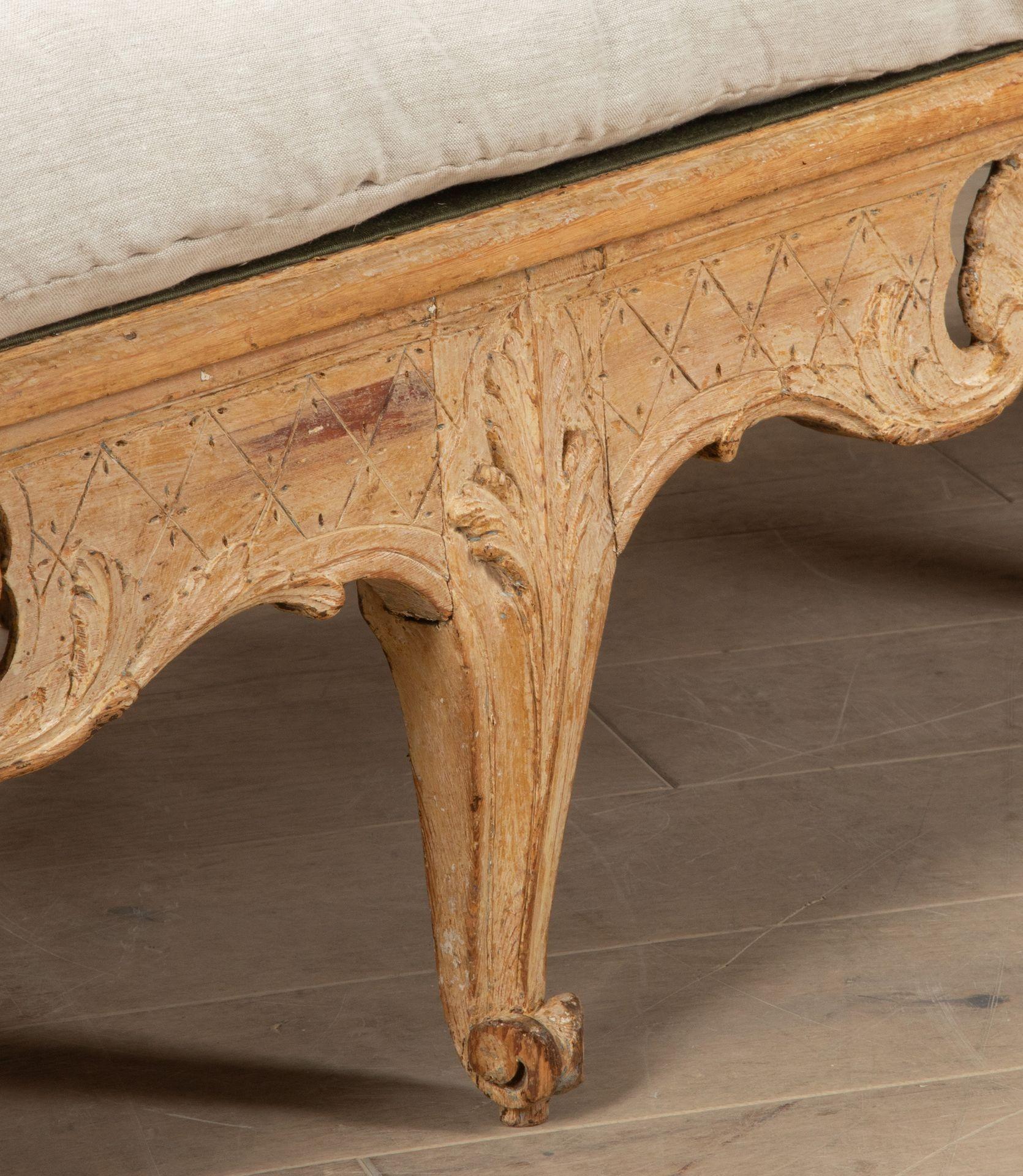 Tragsofa suédois rococo du 18e siècle avec peinture originale en vente 2