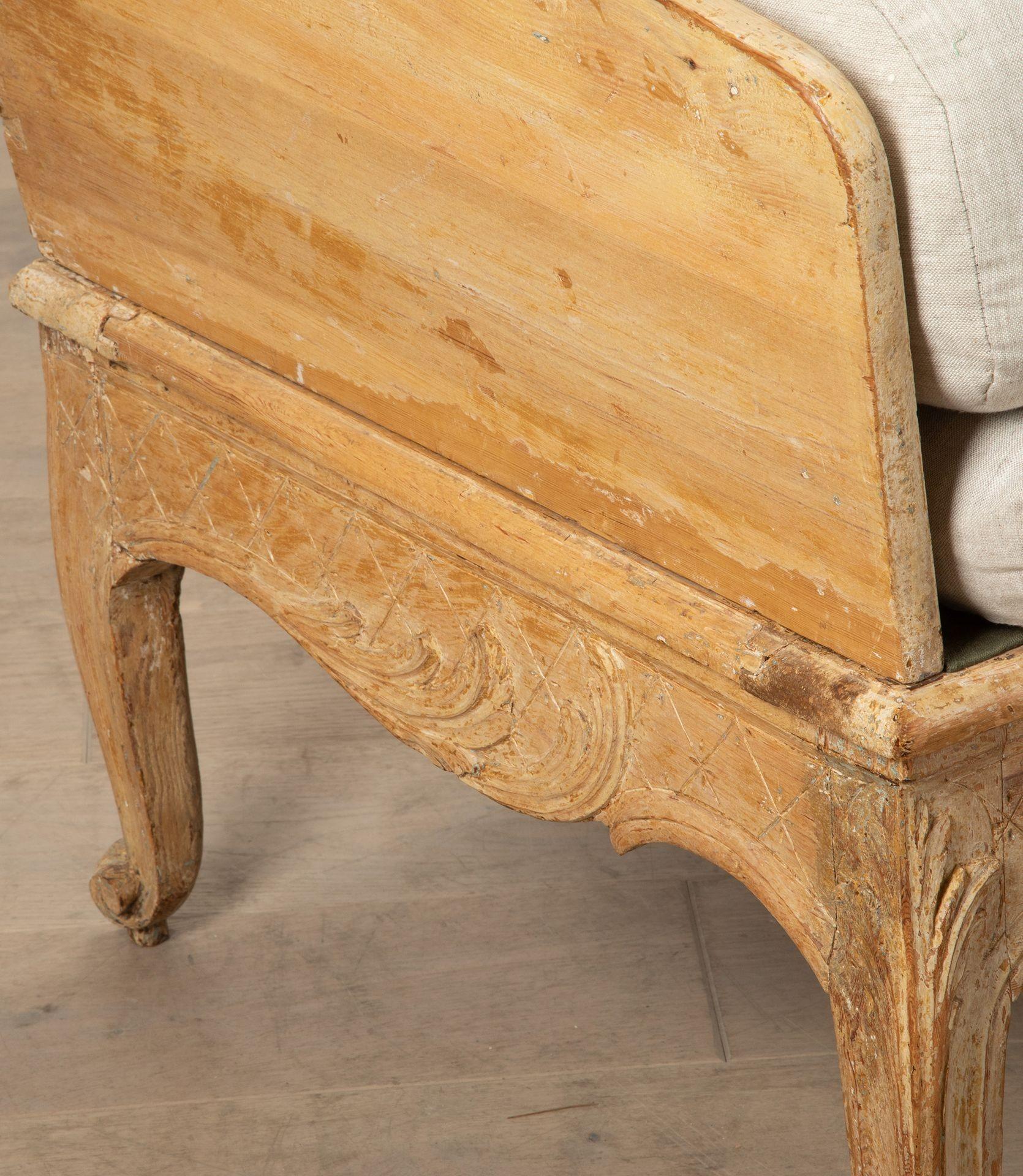Tragsofa suédois rococo du 18e siècle avec peinture originale en vente 3