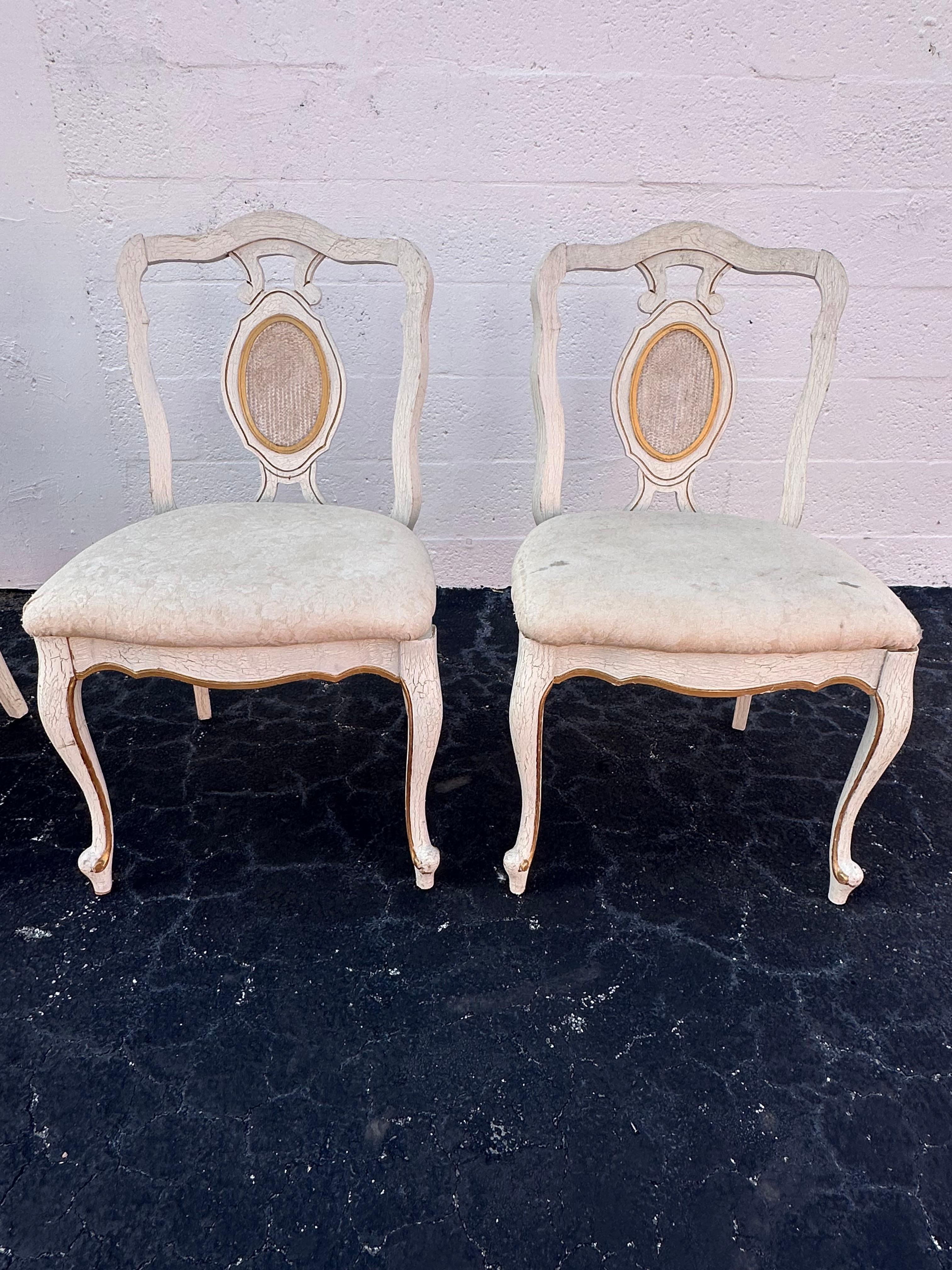Table de 5 chaises de salle à manger rococo suédoises blanchies du 18ème siècle en vente 9