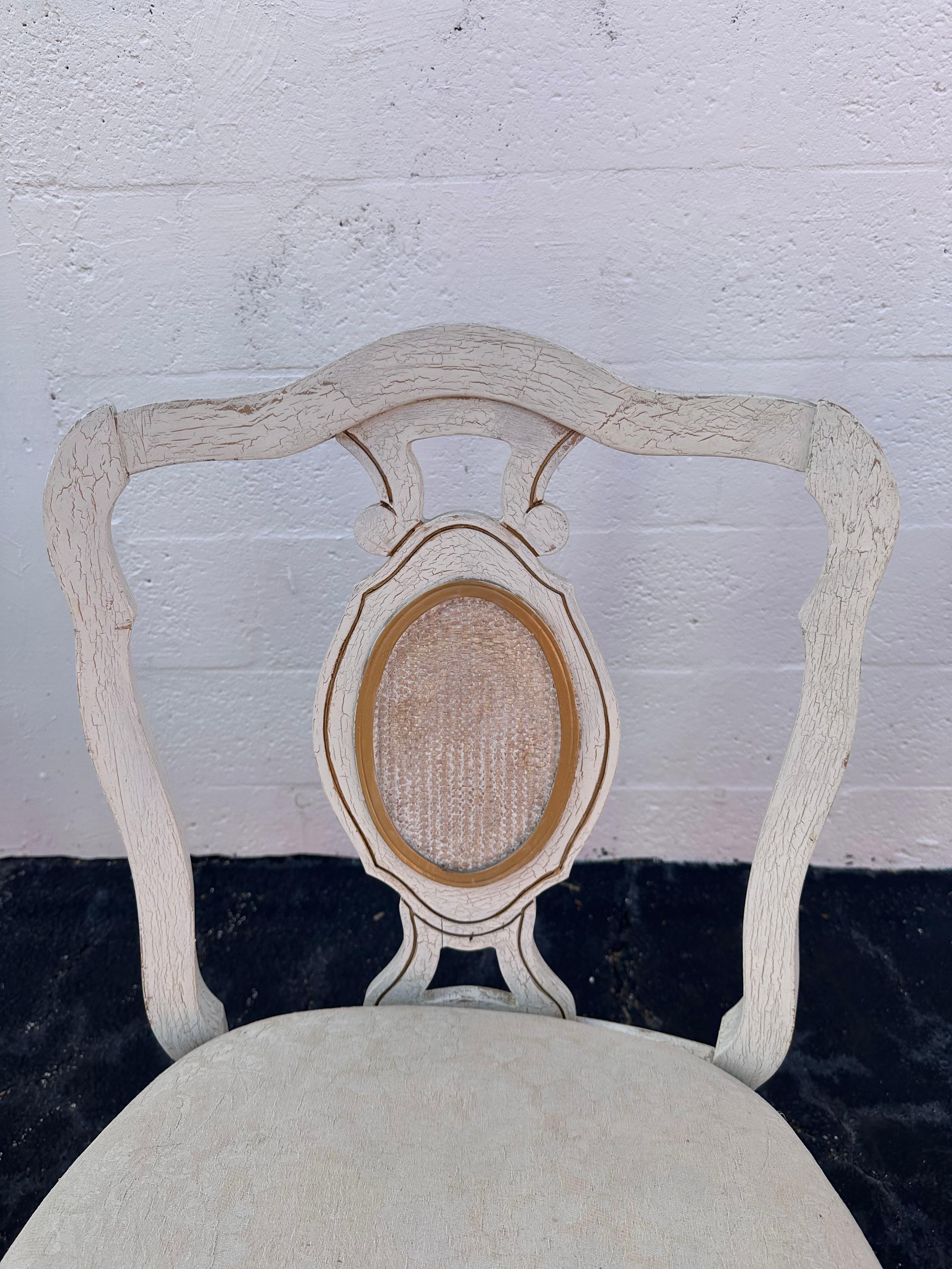 Table de 5 chaises de salle à manger rococo suédoises blanchies du 18ème siècle en vente 10