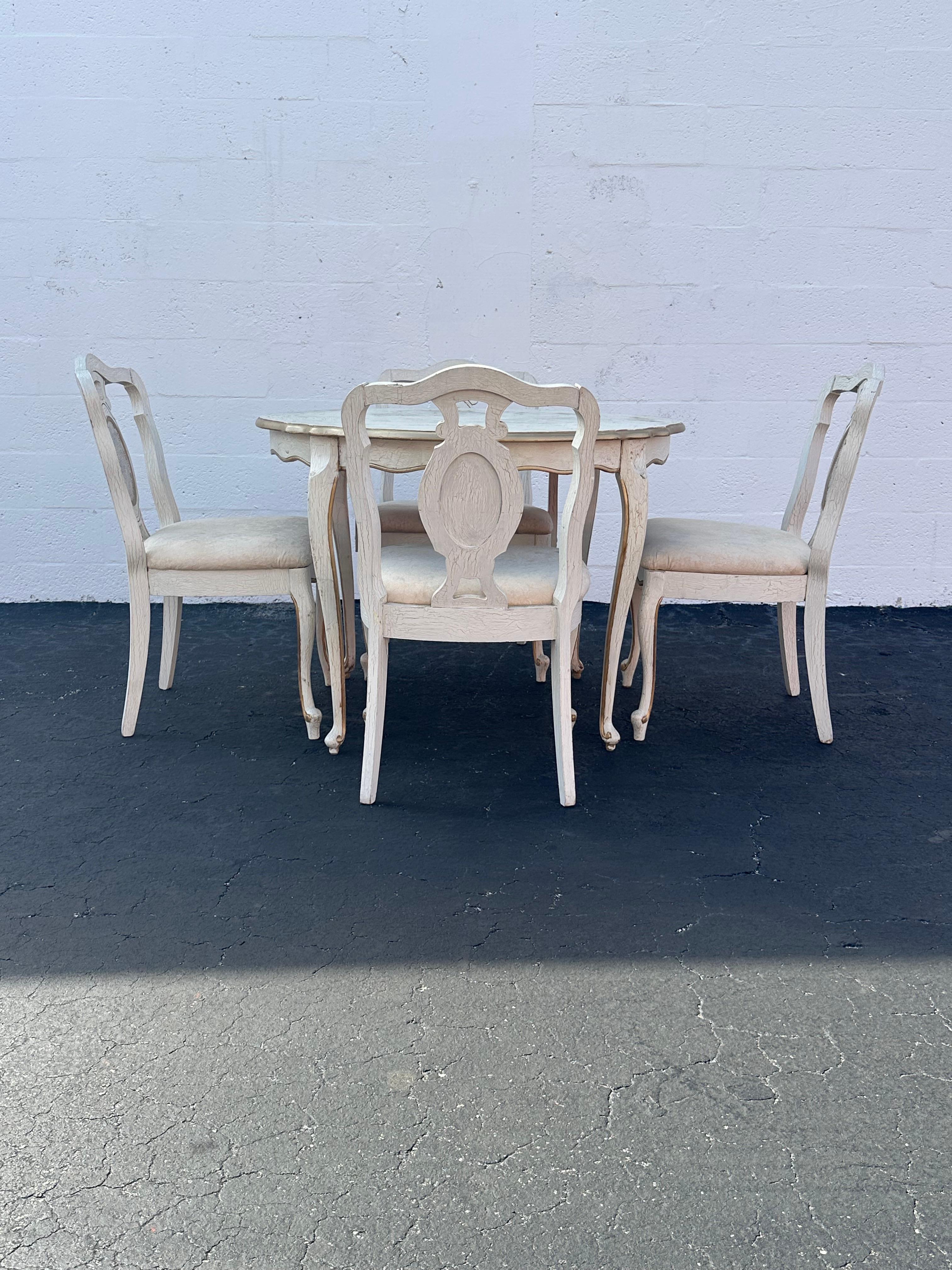 Laissez-vous séduire par l'élégance intemporelle de cet exquis ensemble assorti de 4 chaises d'appoint et d'une table de petit-déjeuner sculptées dans le style rococo. 3 chaises sans accoudoirs et une avec accoudoirs. Tous identiques mais avec des