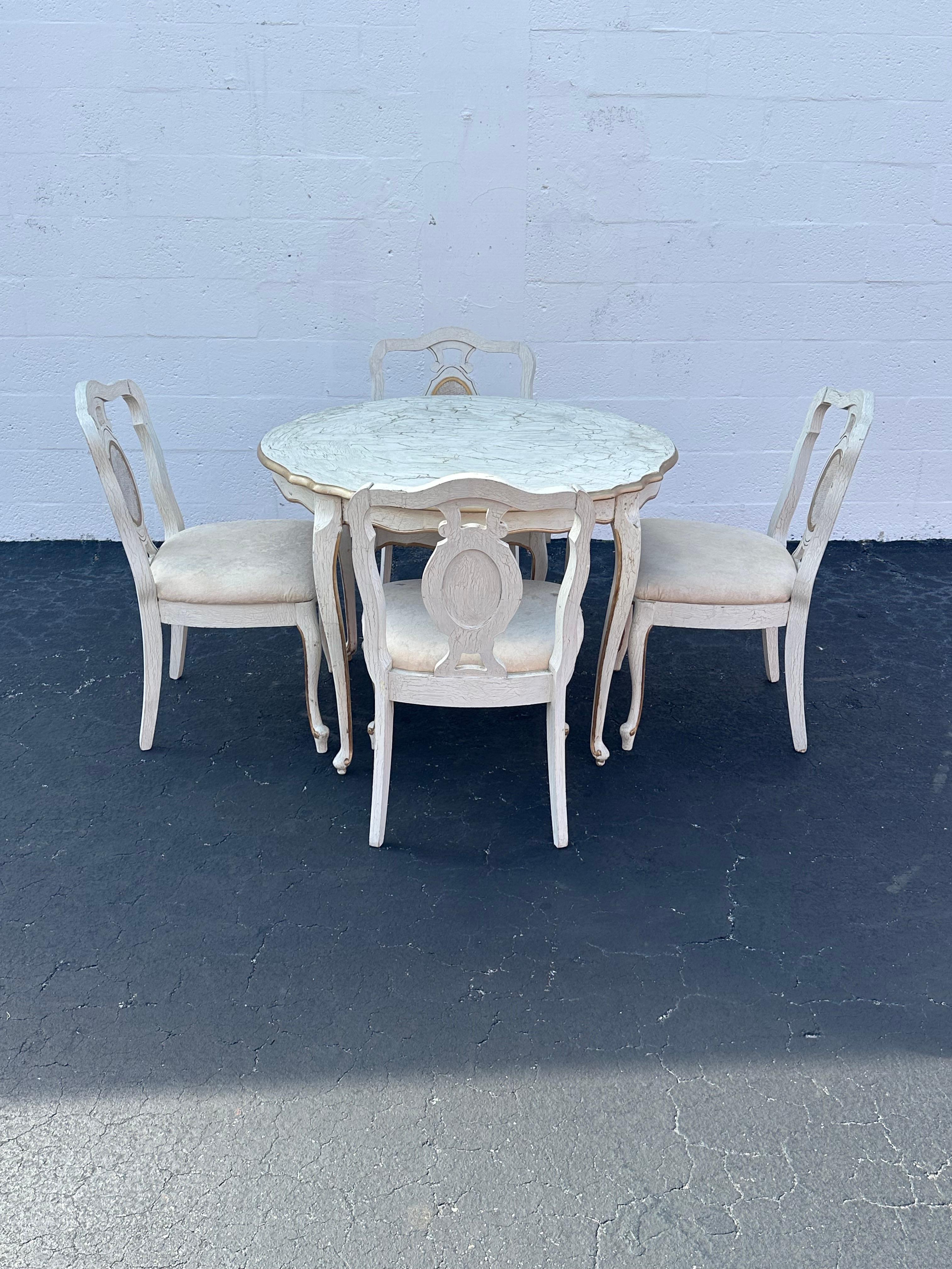 Rococo Table de 5 chaises de salle à manger rococo suédoises blanchies du 18ème siècle en vente