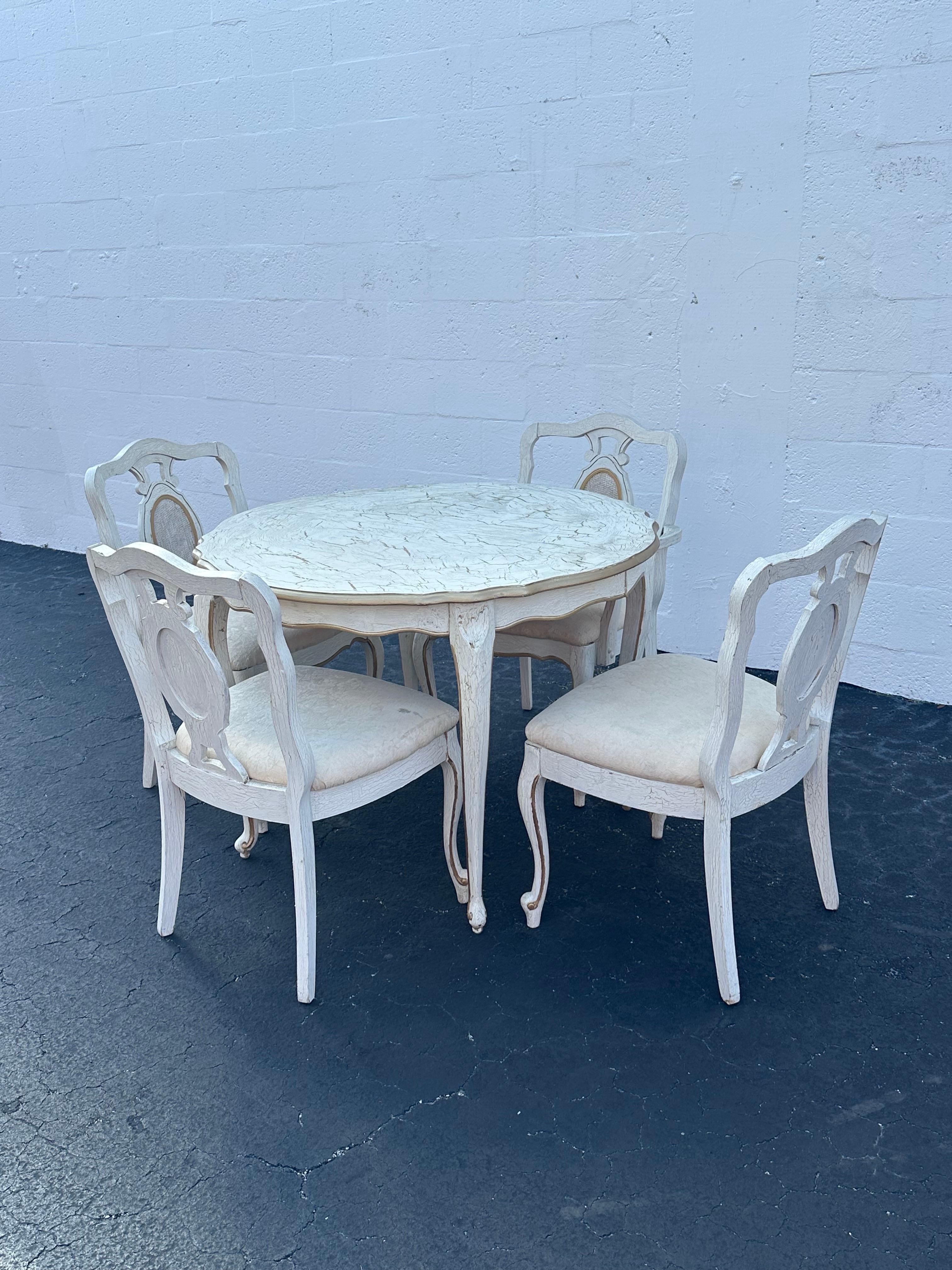 Table de 5 chaises de salle à manger rococo suédoises blanchies du 18ème siècle Bon état - En vente à Fort Lauderdale, FL