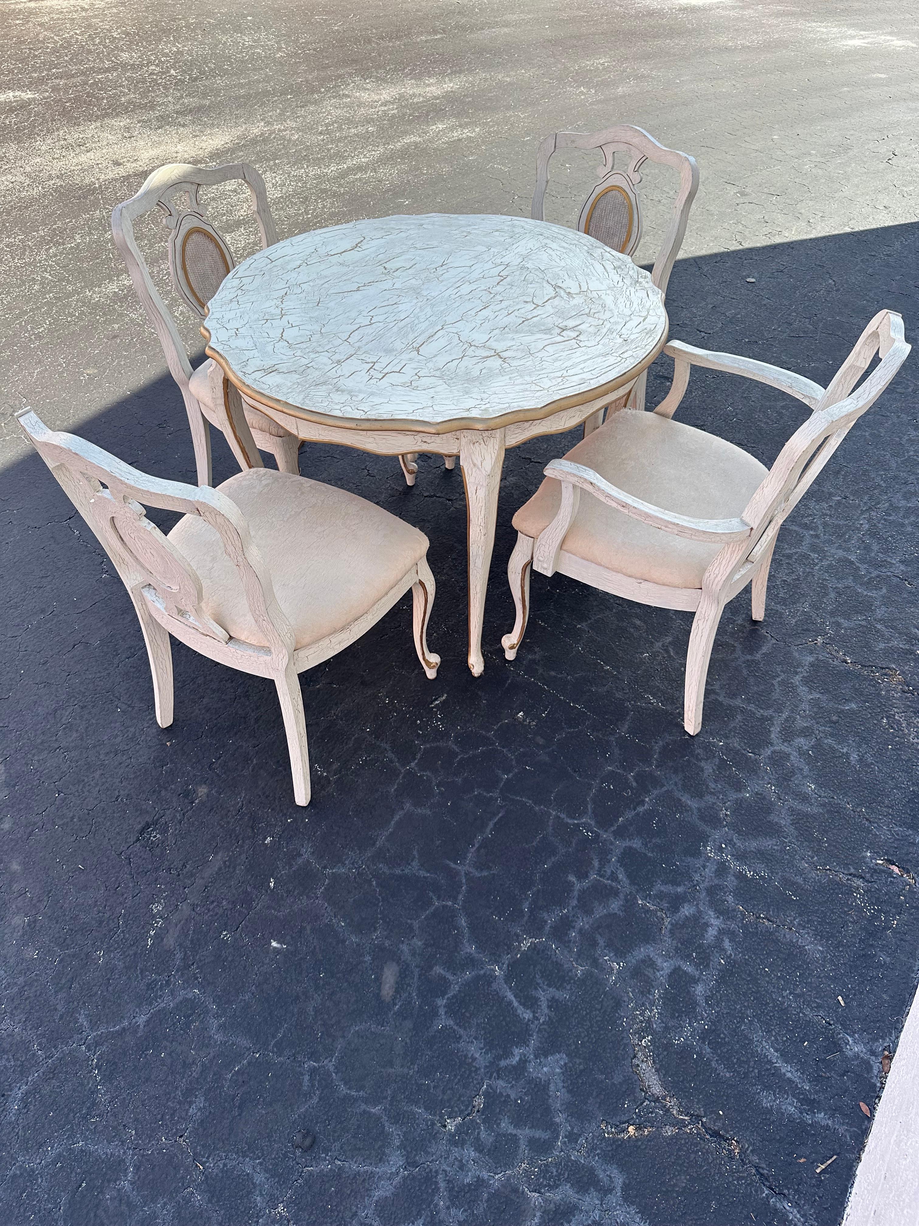 Bois Table de 5 chaises de salle à manger rococo suédoises blanchies du 18ème siècle en vente