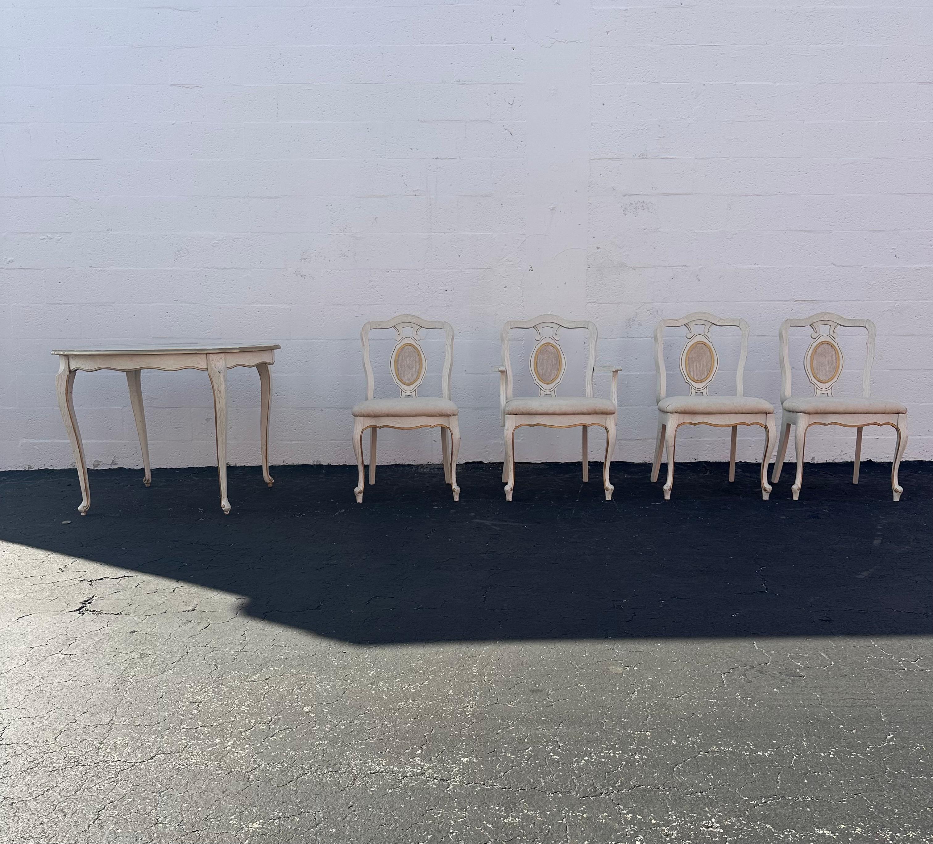 Table de 5 chaises de salle à manger rococo suédoises blanchies du 18ème siècle en vente 1