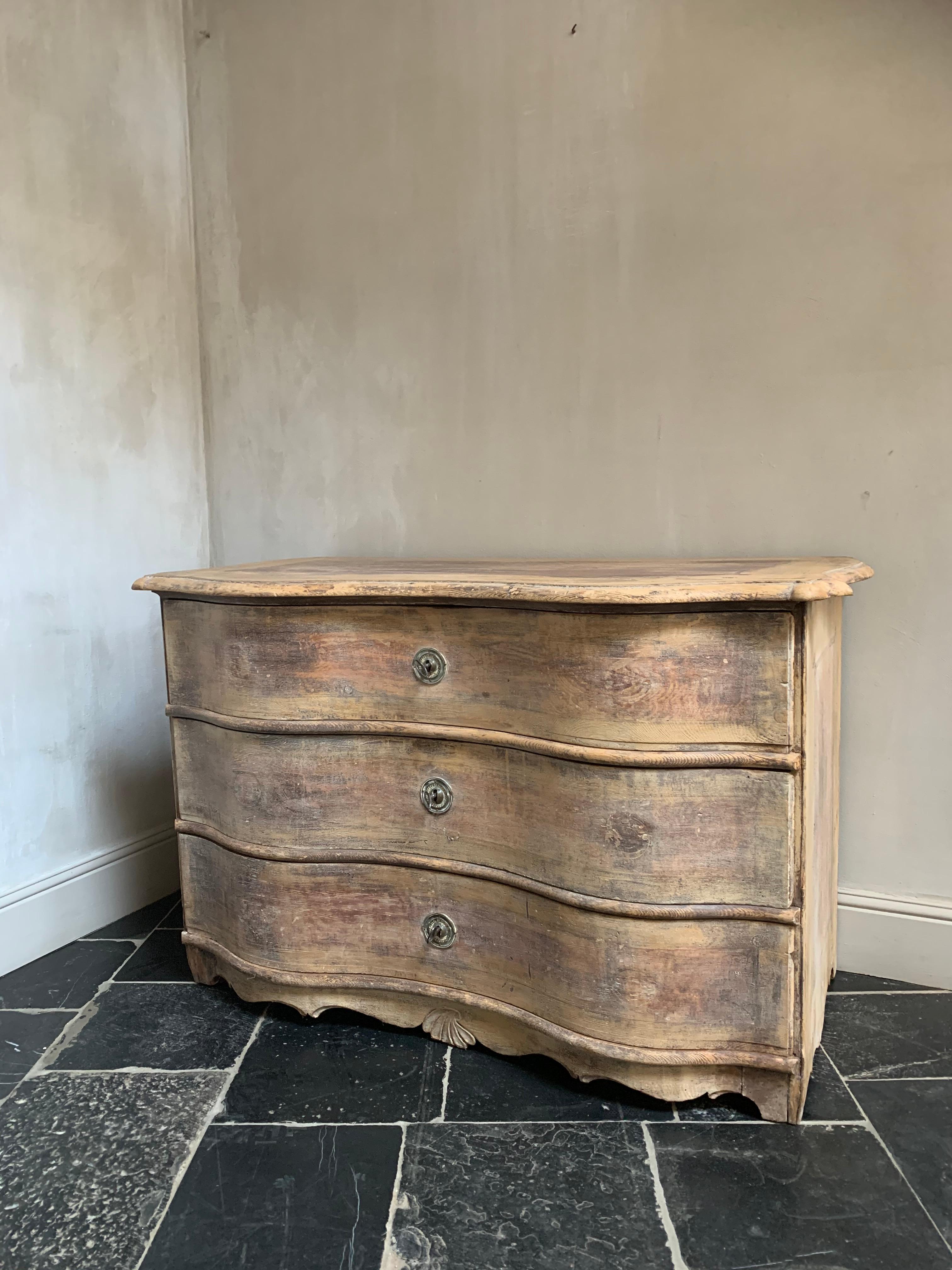 18th Century Swedish Serpentine Chest of Drawers 4