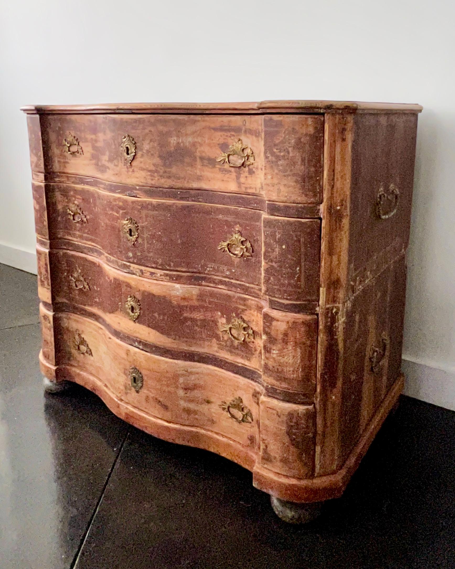 Hand-Carved 18th Century Swedish Serpentine Front Chest in Original Color For Sale