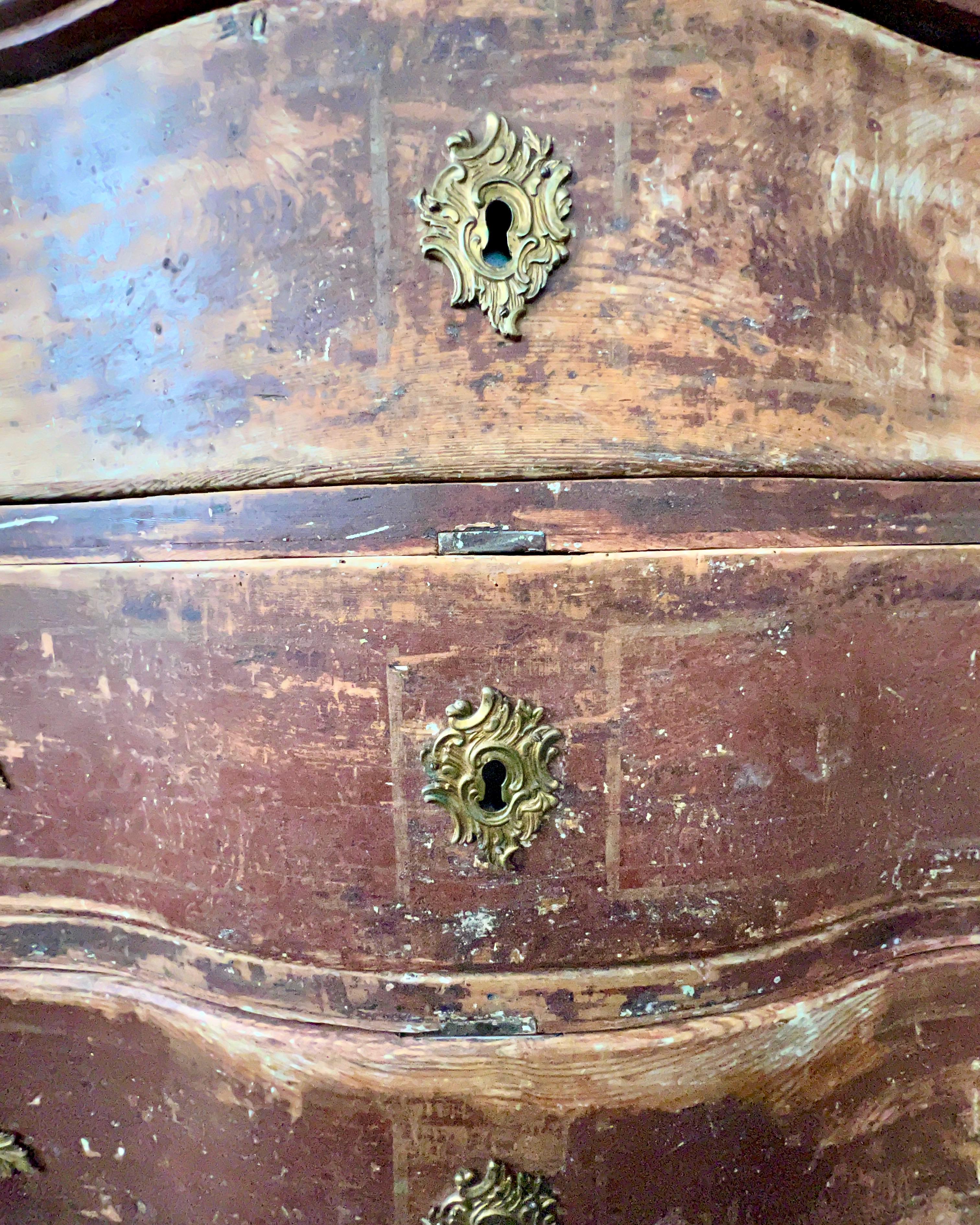 18th Century Swedish Serpentine Front Chest in Original Color For Sale 1