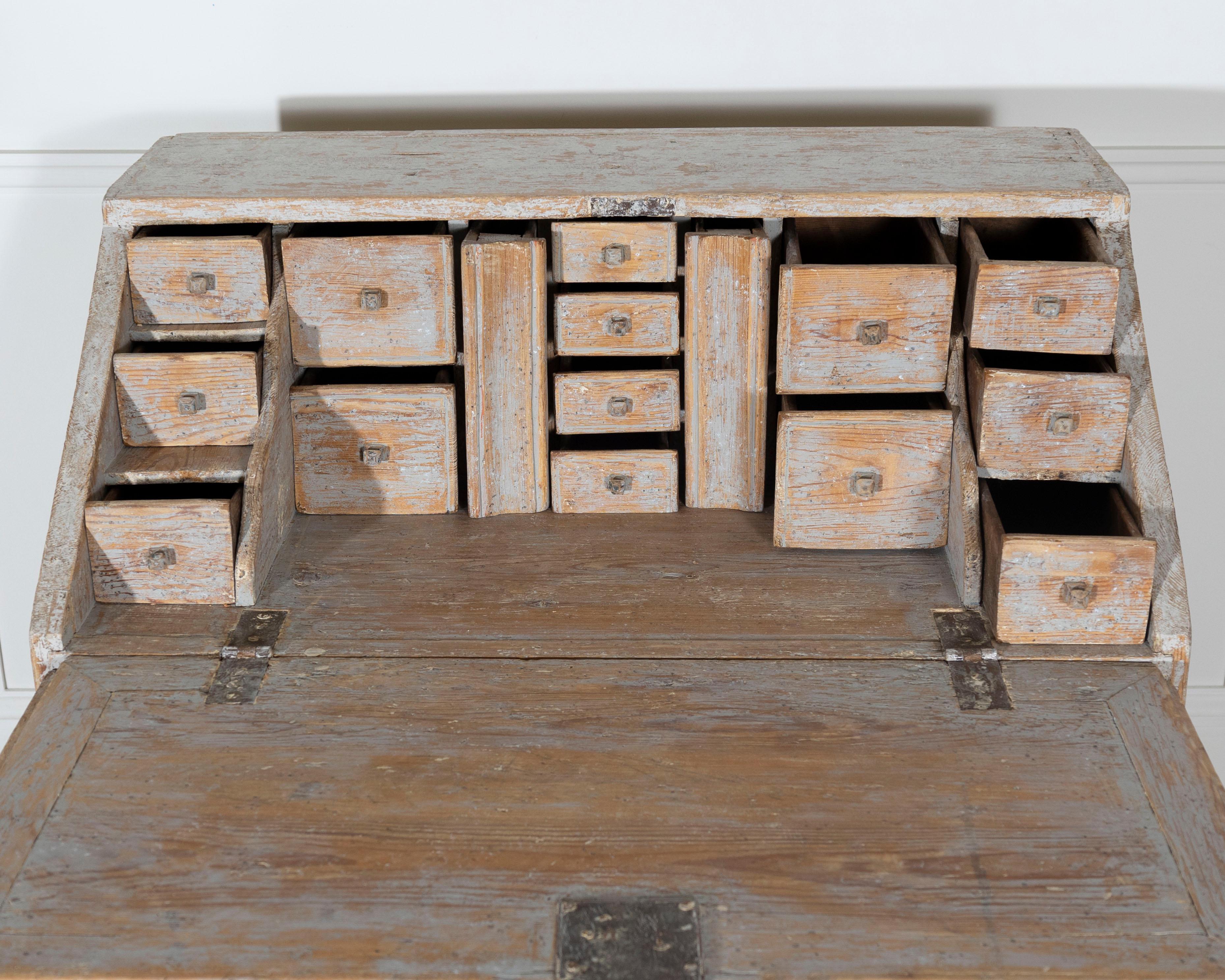 Escritorio sueco de frente inclinado del siglo XVIII, circa 1780, en pintura gris suave Sueco en venta