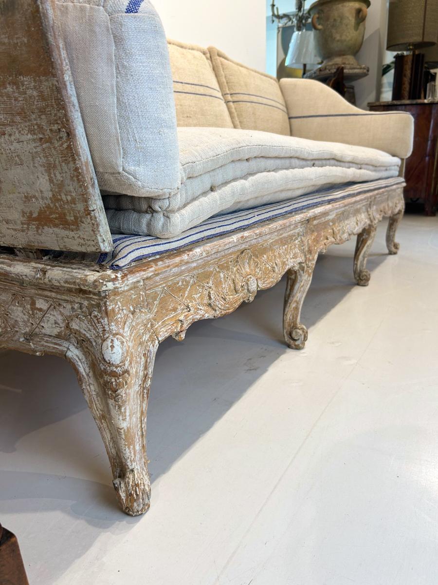 Cet exquis canapé suédois Trag du XVIIIe siècle est un magnifique mélange de confort et d'élégance historique. Le canapé présente la sophistication discrète typique du design suédois de cette période, caractérisée par des lignes épurées et des
