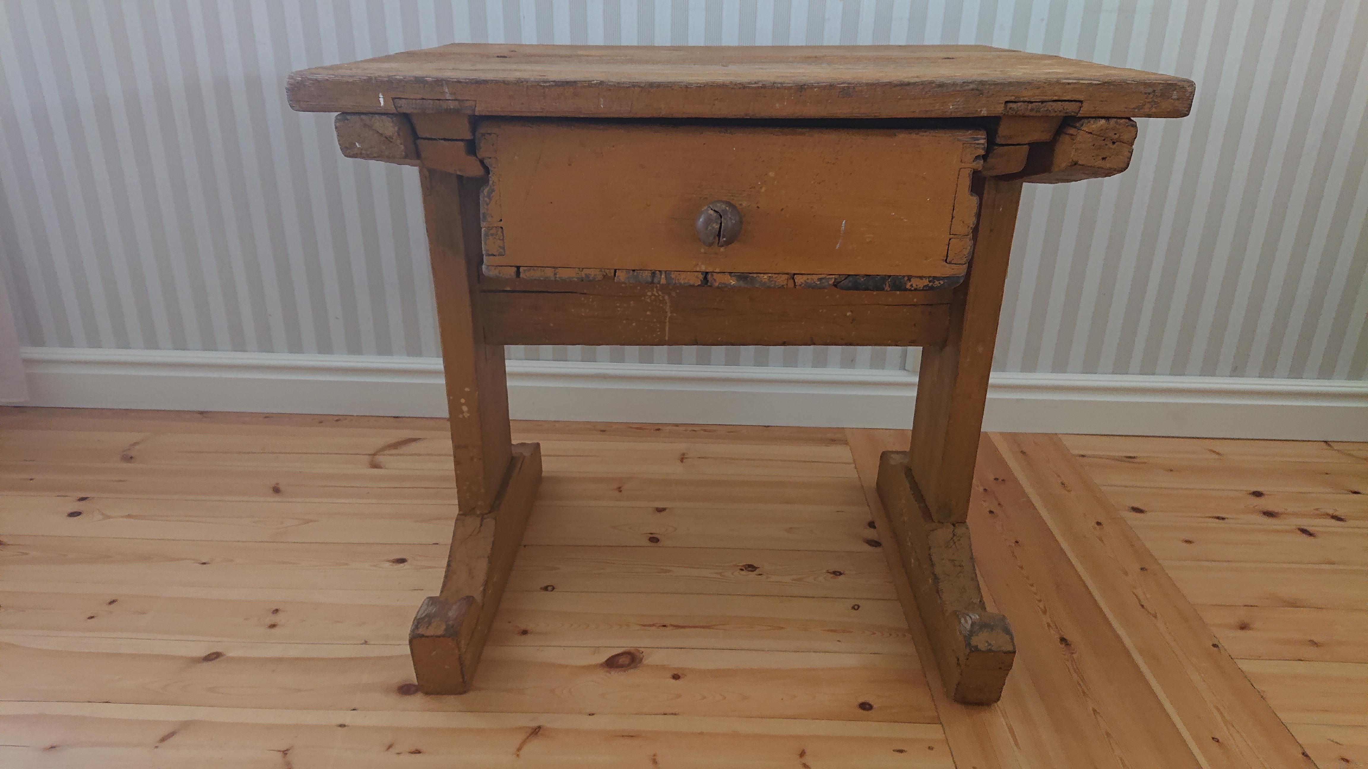 schwedisch im 18. Jahrhundert  antiker rustikaler Folk Art Trestle Tisch aus Örnsköldsvik Ångermanland, Nordschweden.
Ein sehr charmanter kleiner und echter Tisch mit einer Schublade
Die Tabelle ist auf das Jahr 1766 datiert.
Die Farbe ist nach über